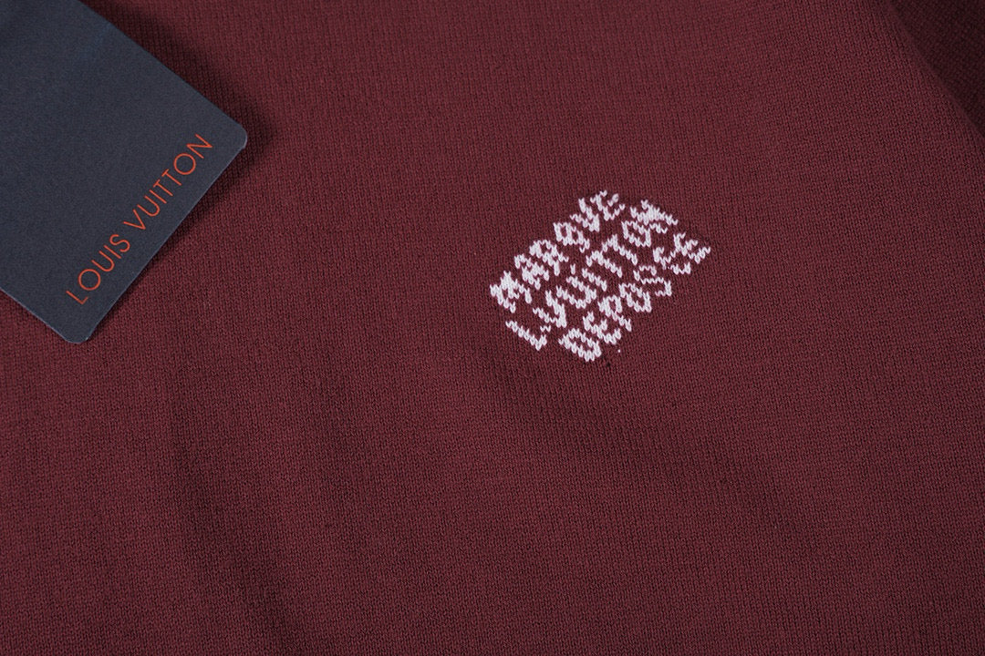 Bordeauxrotes T-Shirt