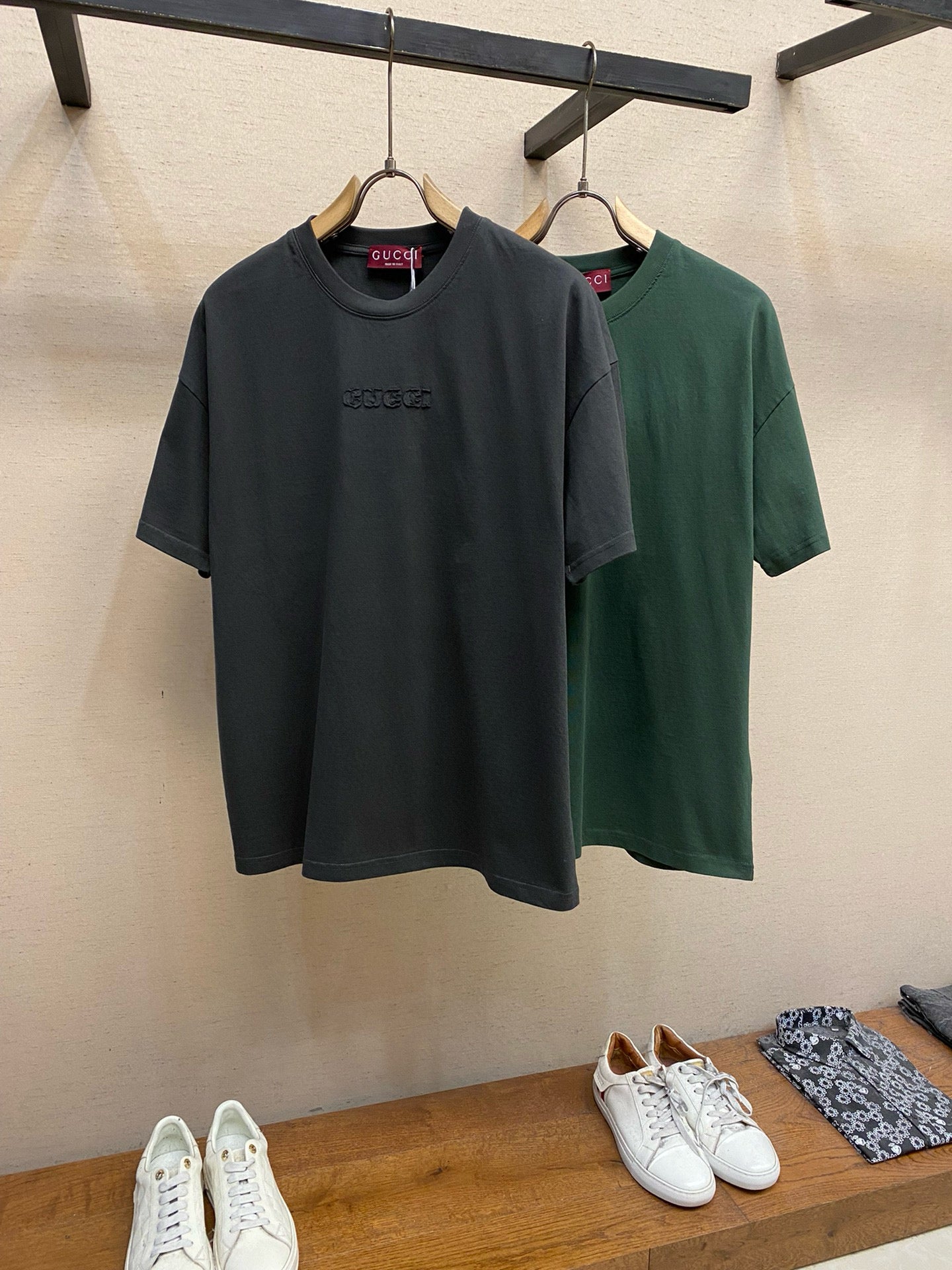 Schwarzes und grünes T-Shirt