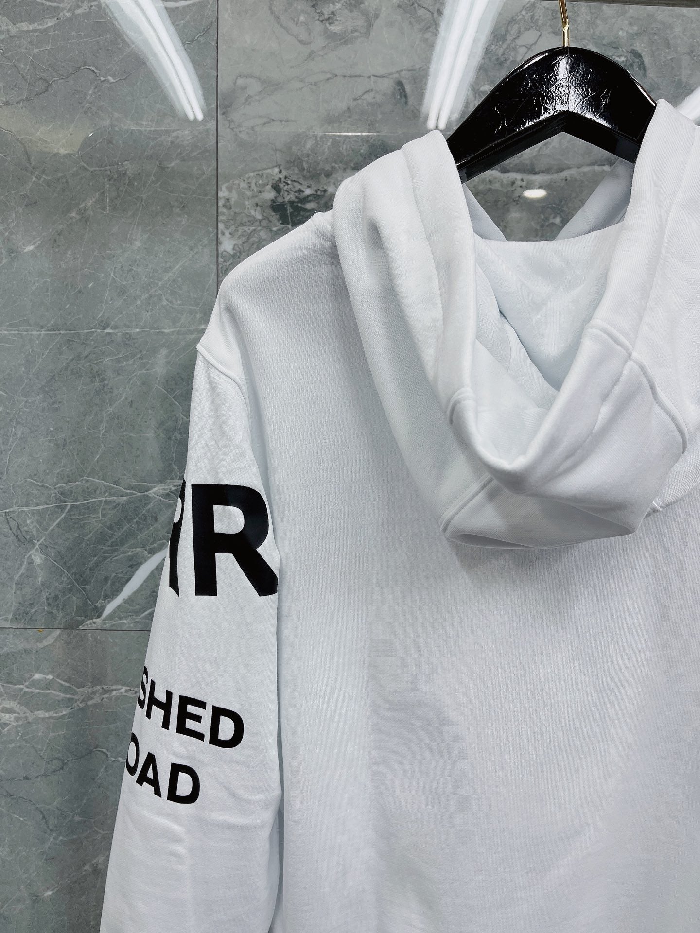 Sudadera con capucha negra, naranja claro y blanca
