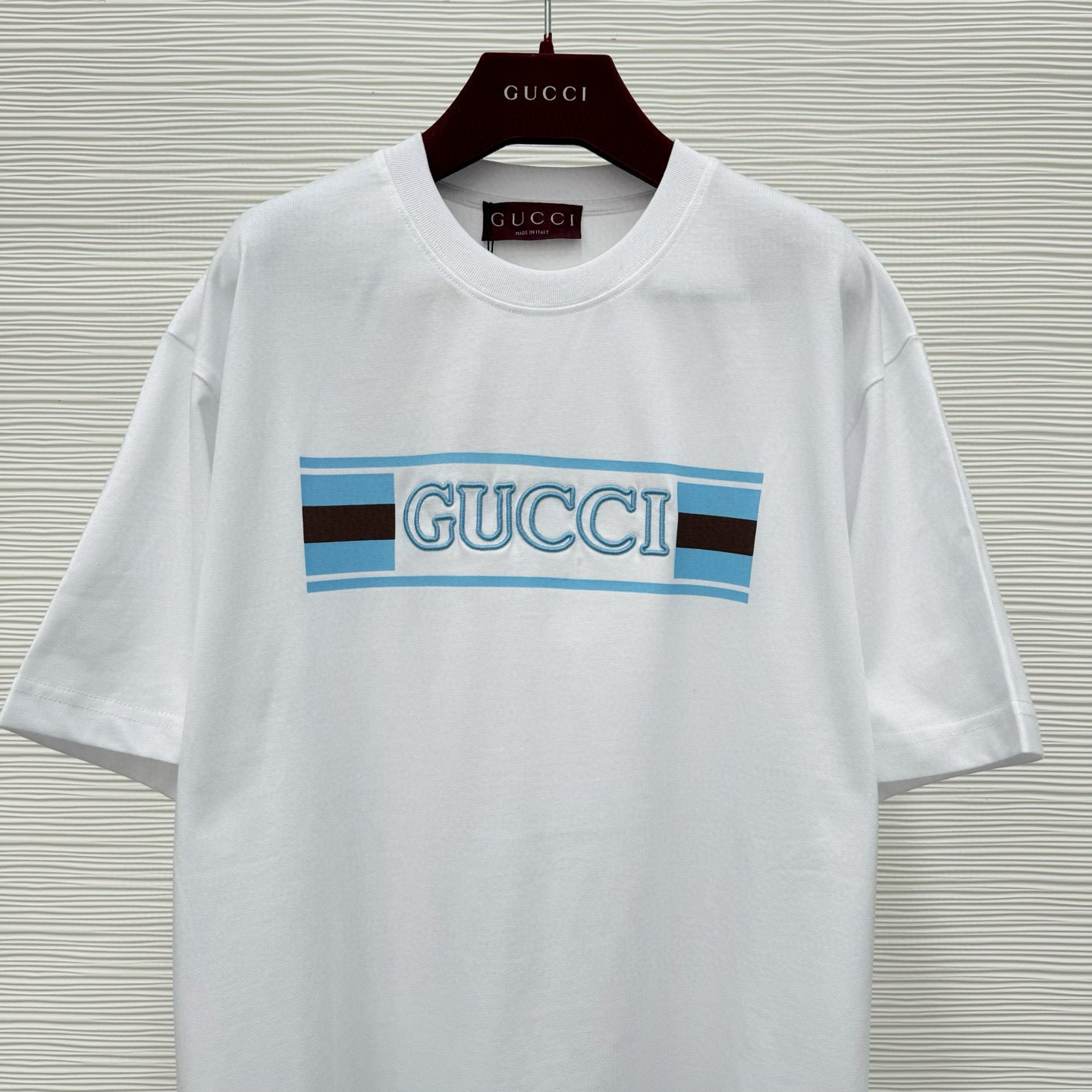 Schwarz-weißes T-Shirt