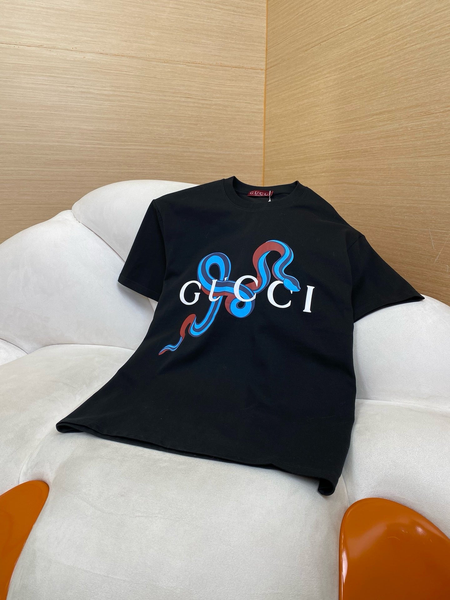 Schwarzes und graues T-Shirt