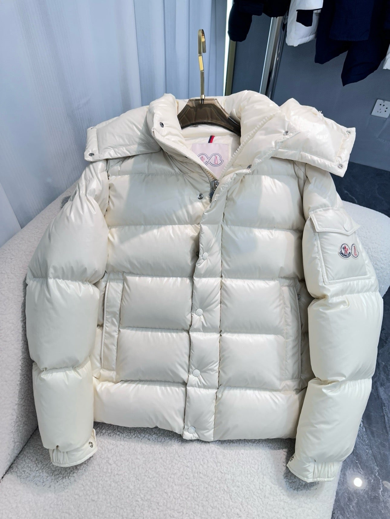 Chaqueta blanca y negra