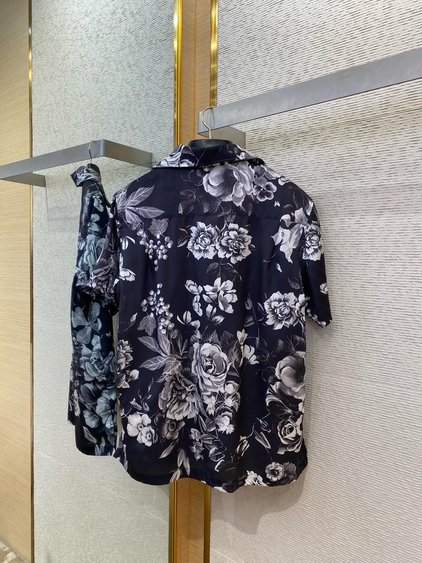 Mehrfarbiges T-Shirt mit Shorts