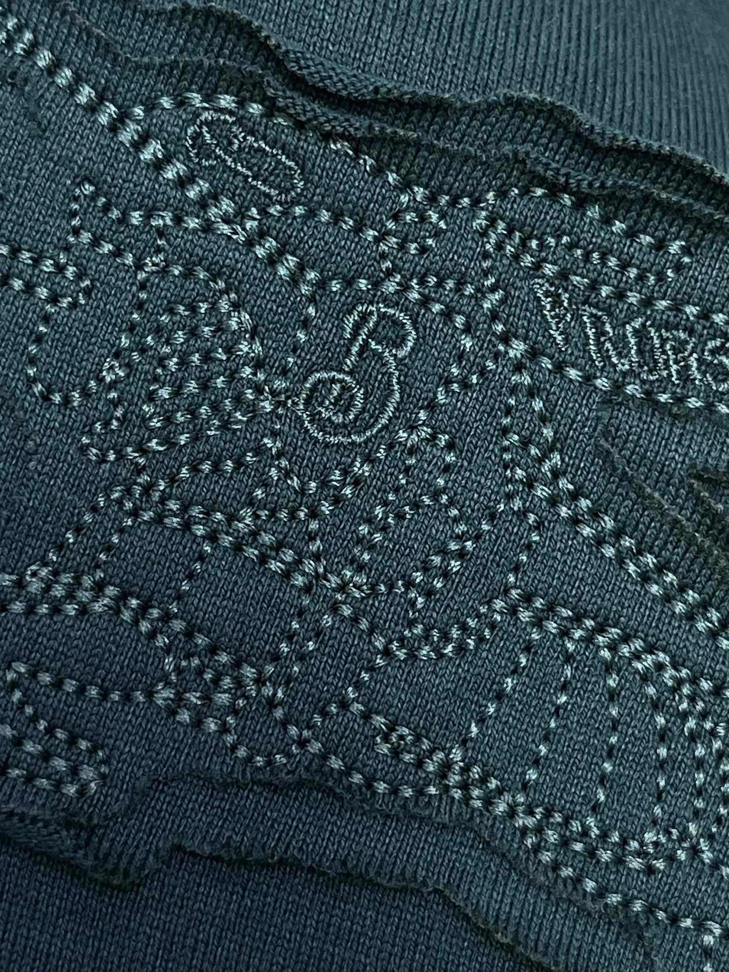 Schwarzes, weißes, grünes und blaues T-Shirt