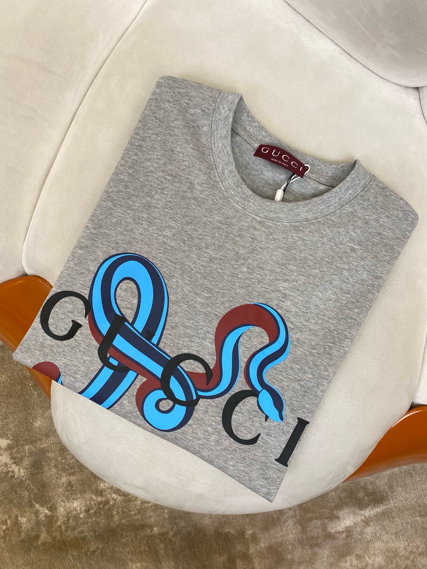 Schwarzes und graues T-Shirt