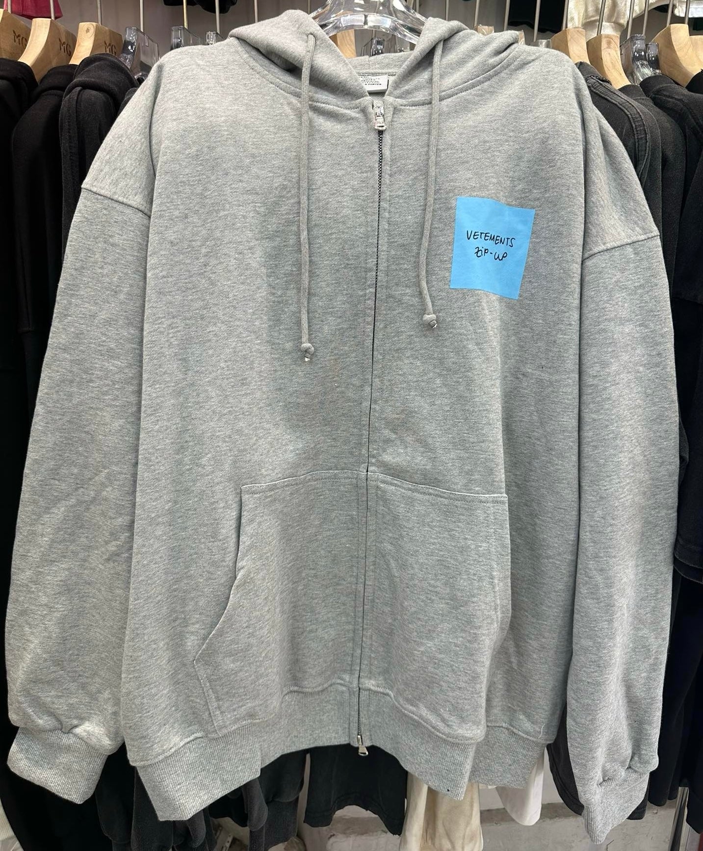 Chaqueta negra y gris