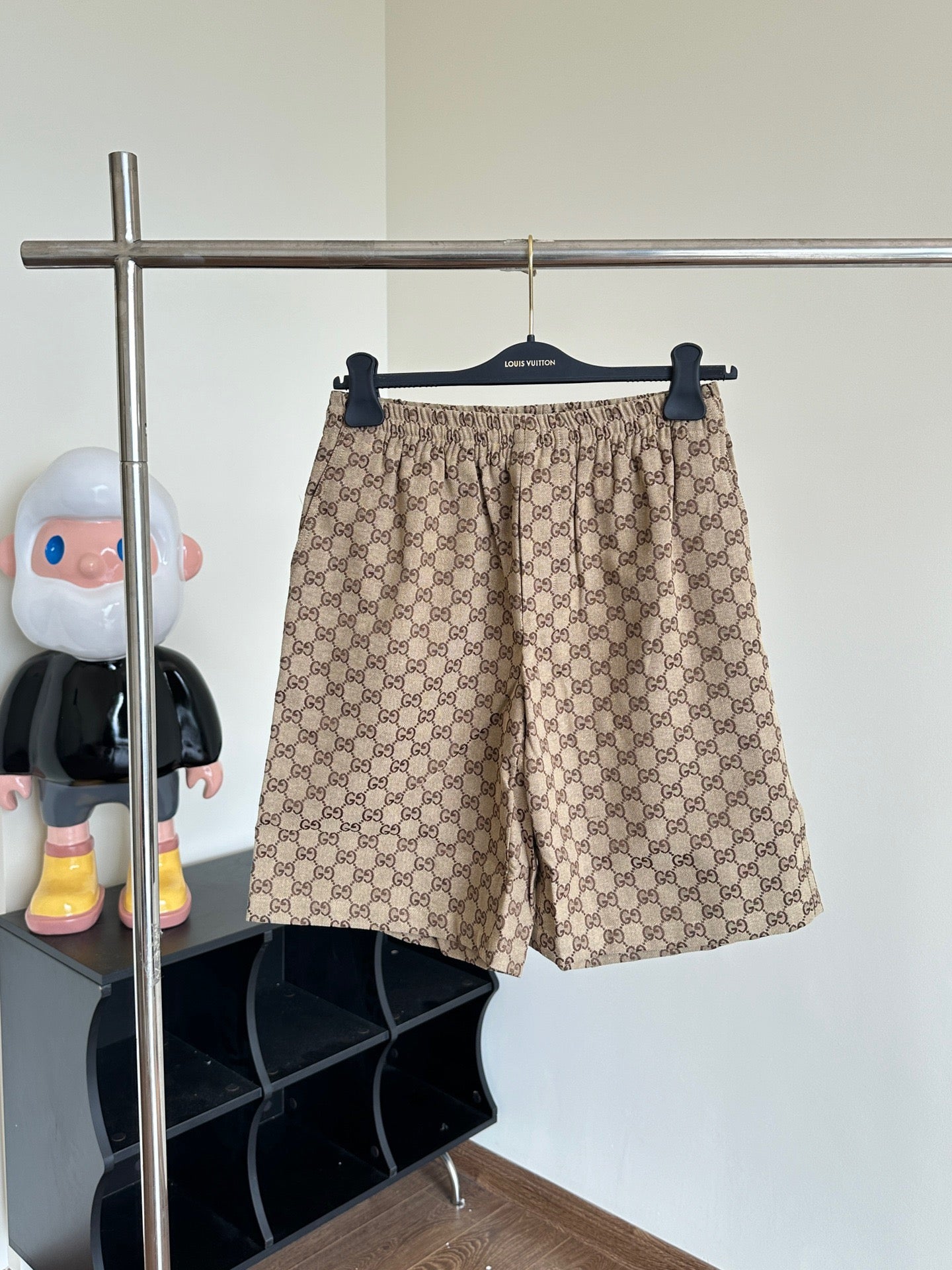 Pantalón corto negro y caqui