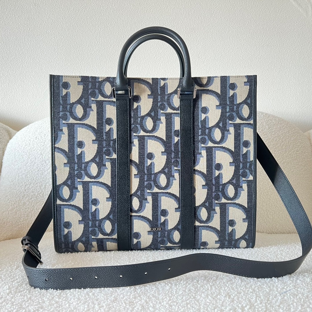 Blaue und schwarzgraue Tasche