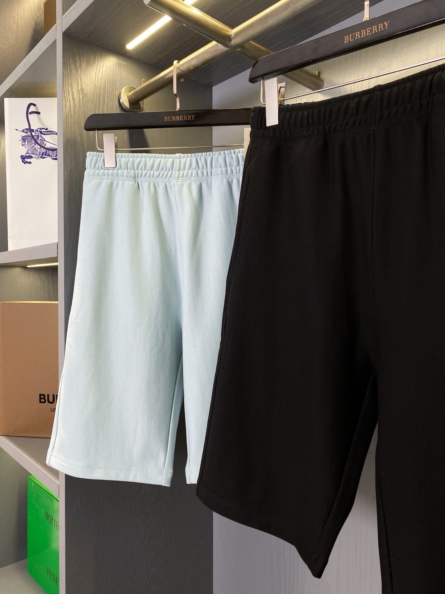 Pantalón corto negro y azul claro