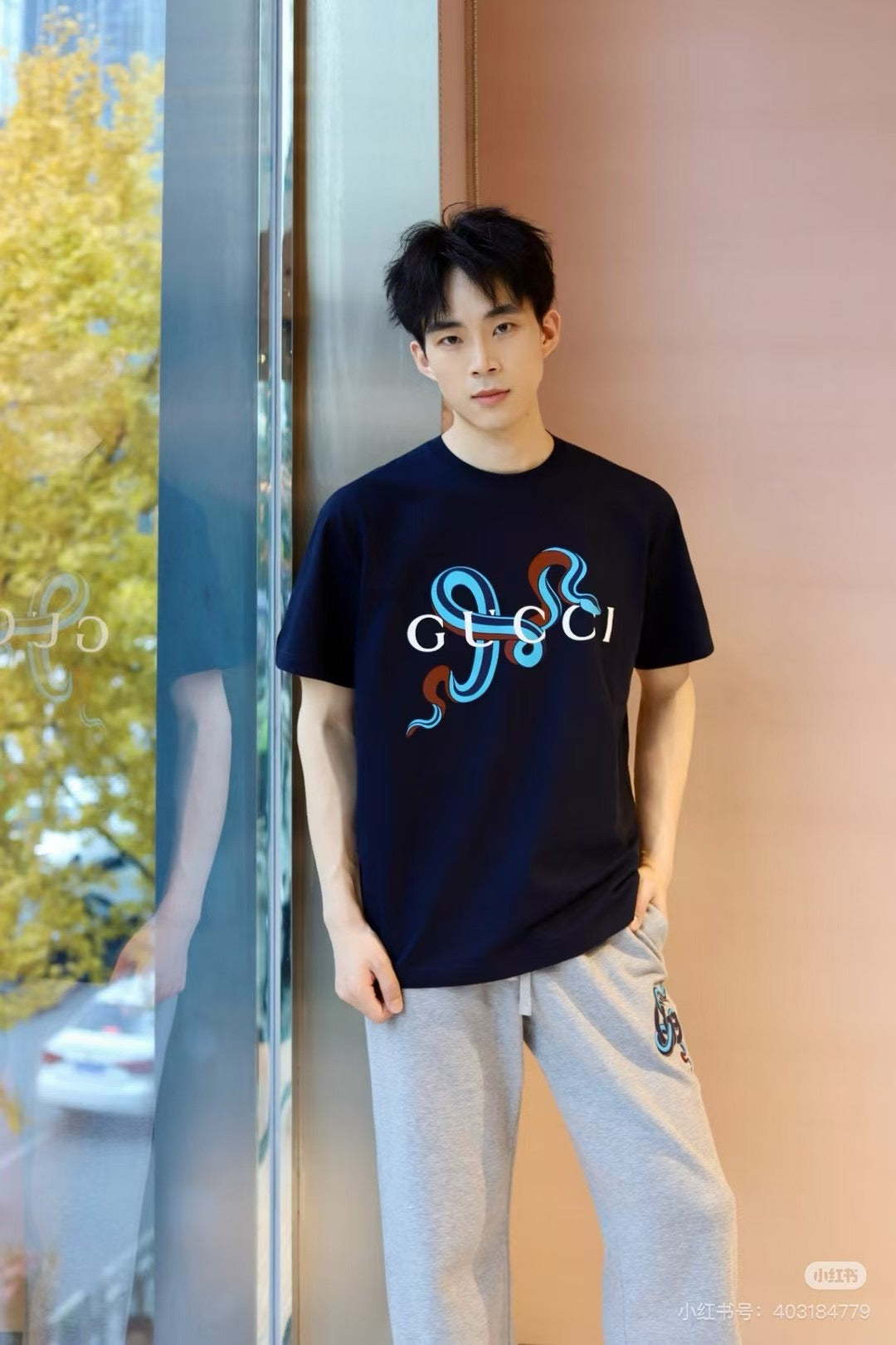 Schwarzes und graues T-Shirt