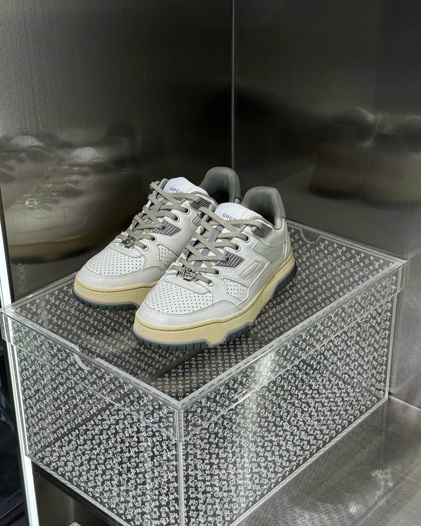 Weißgraue Schuhe