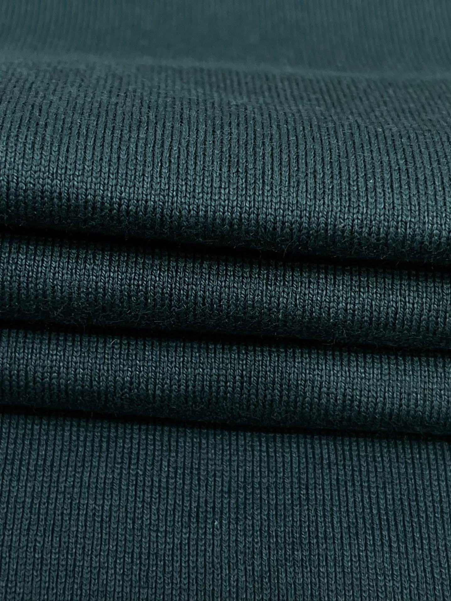 Schwarzes, weißes, grünes und blaues T-Shirt
