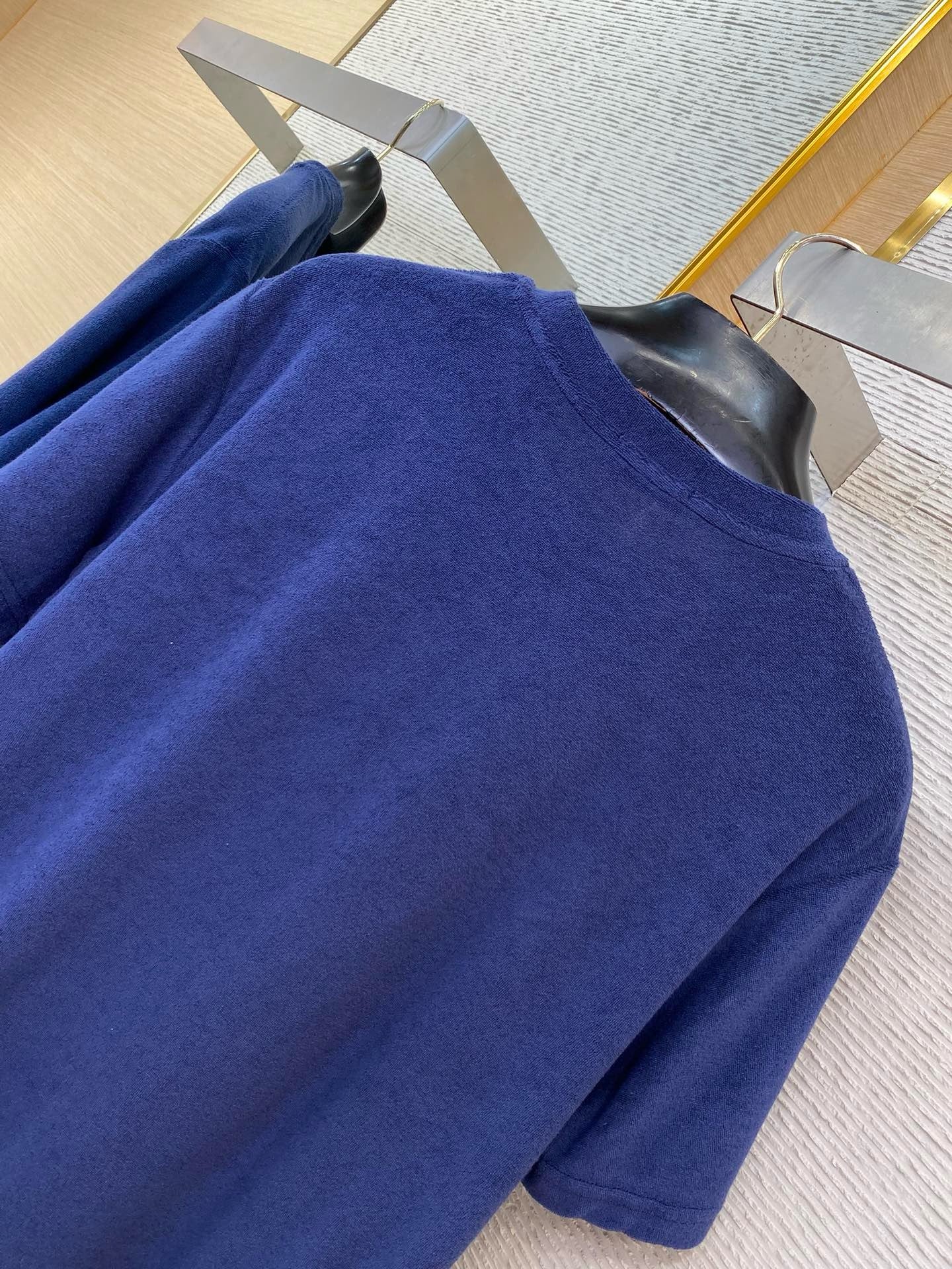 Camiseta blanca y azul