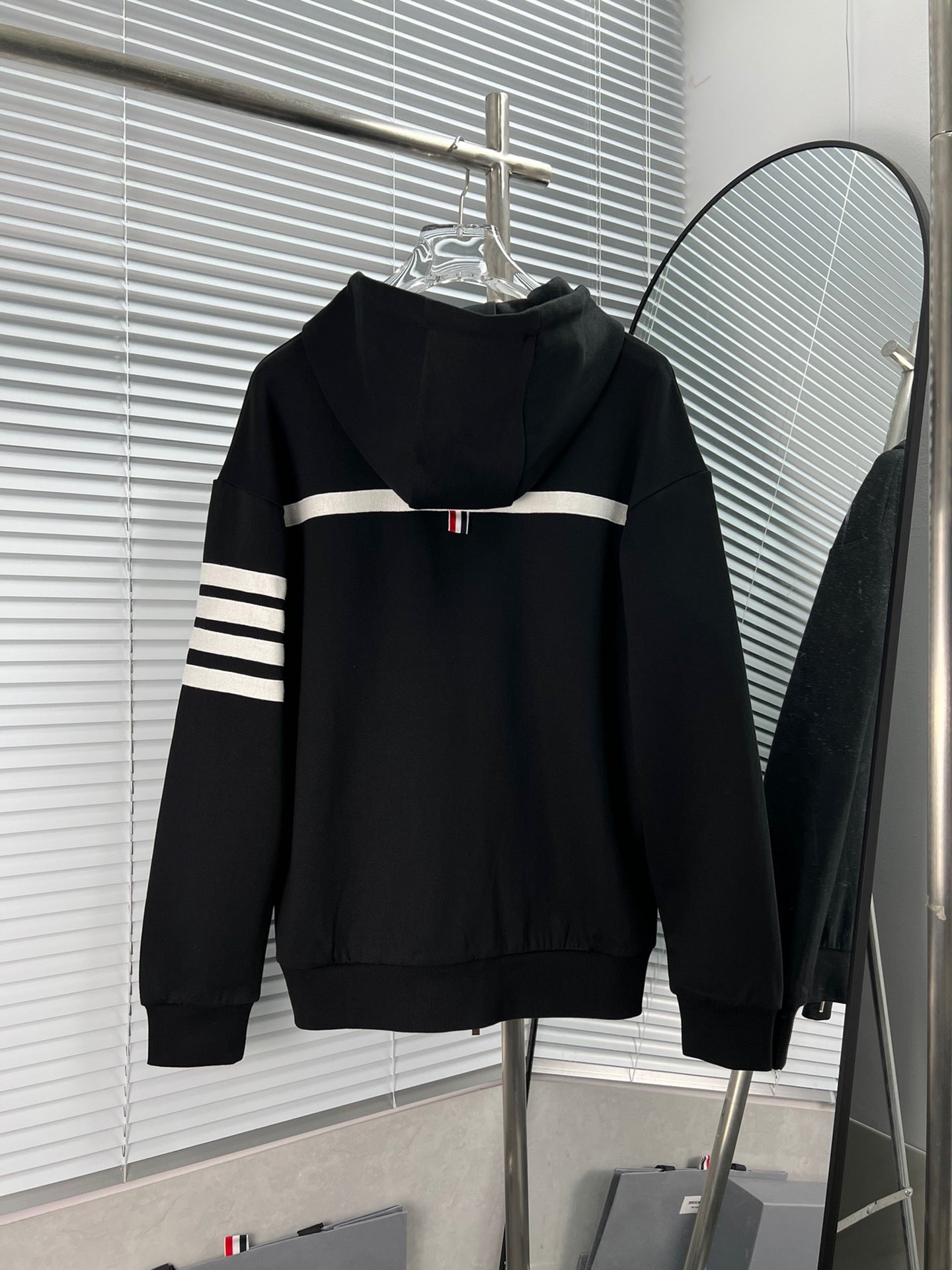Dunkelblaue und schwarze Jacke