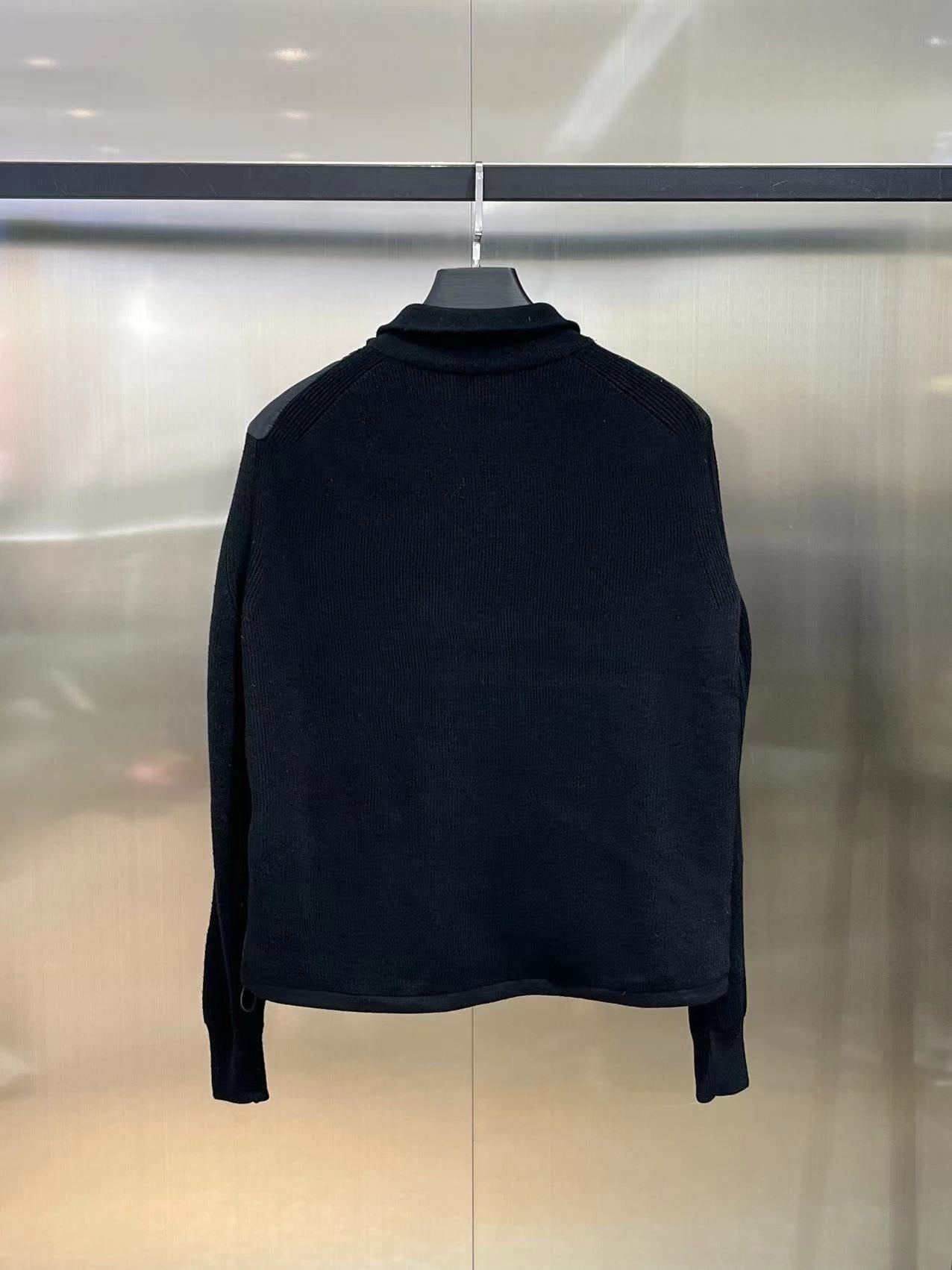 Schwarze, graue, blaue und weiße Jacke
