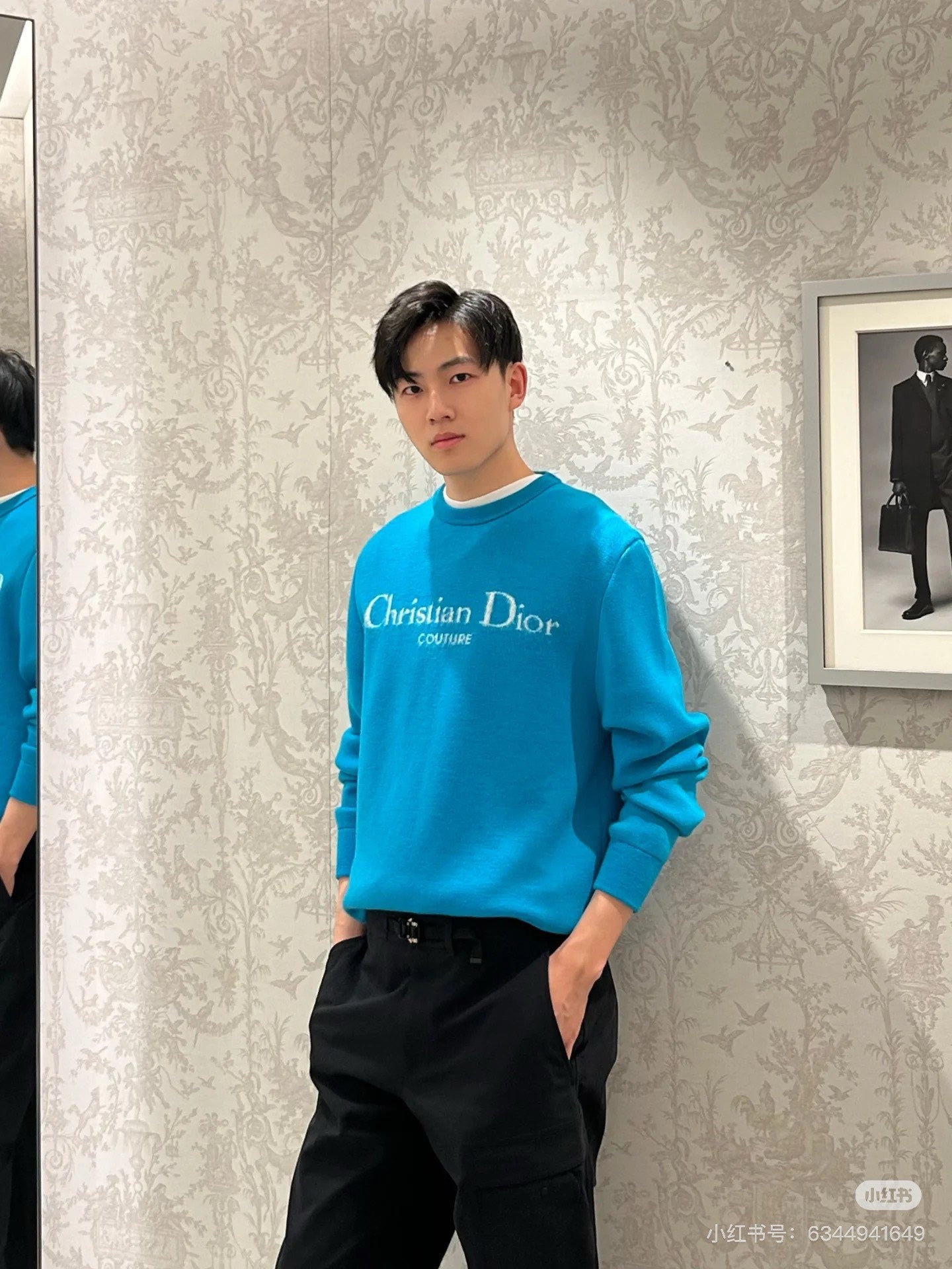 Schwarzes und himmelblaues Sweatshirt
