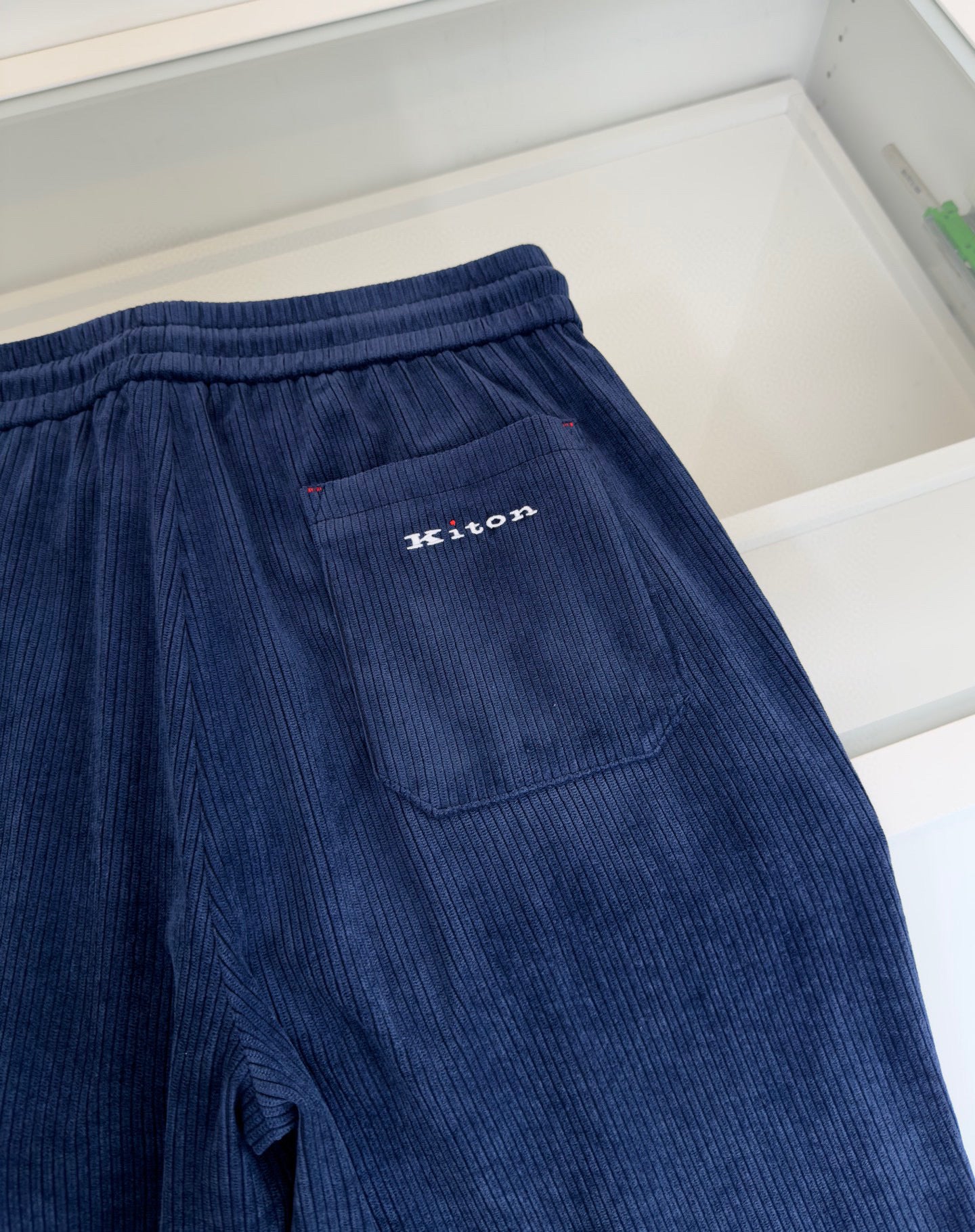 Dunkelblaue und schwarze Hose
