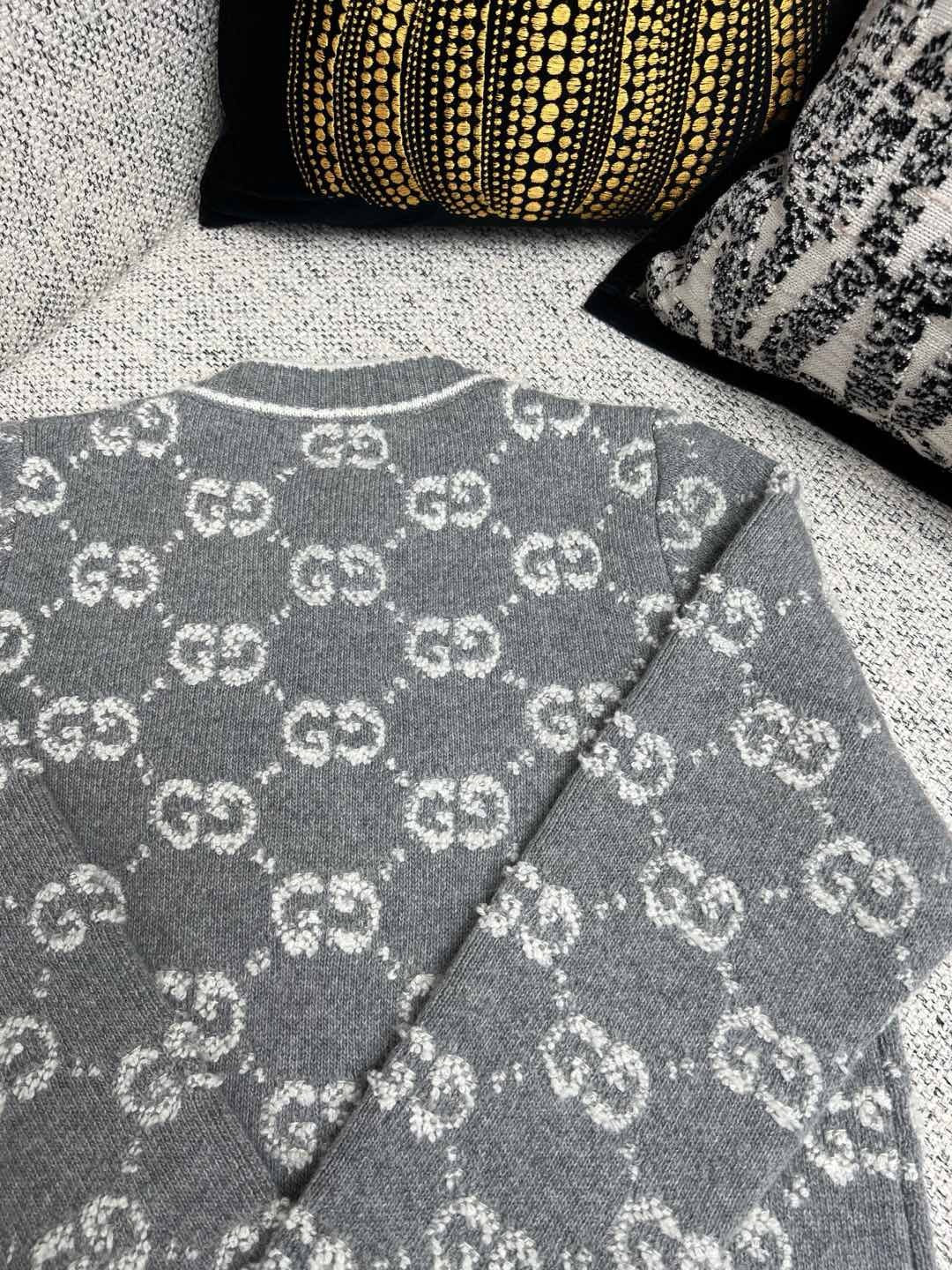 Schwarze und graue Jacke
