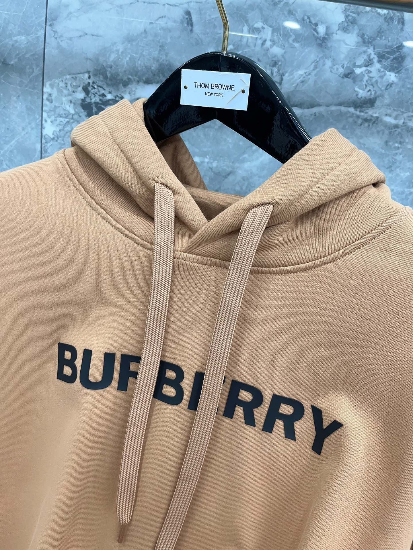 Sudadera con capucha negra, caqui, azul y roja