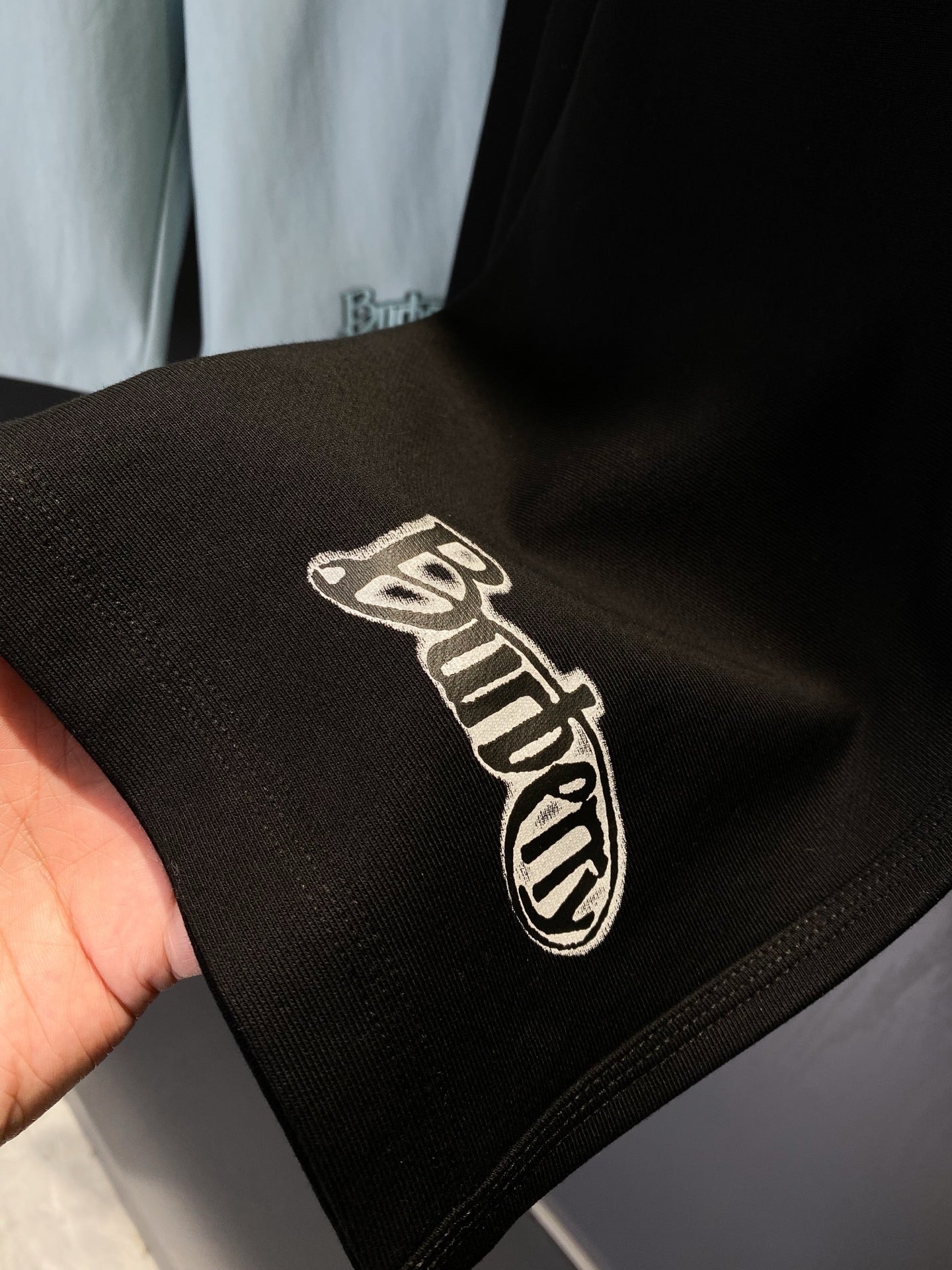 Pantalón corto negro y azul claro