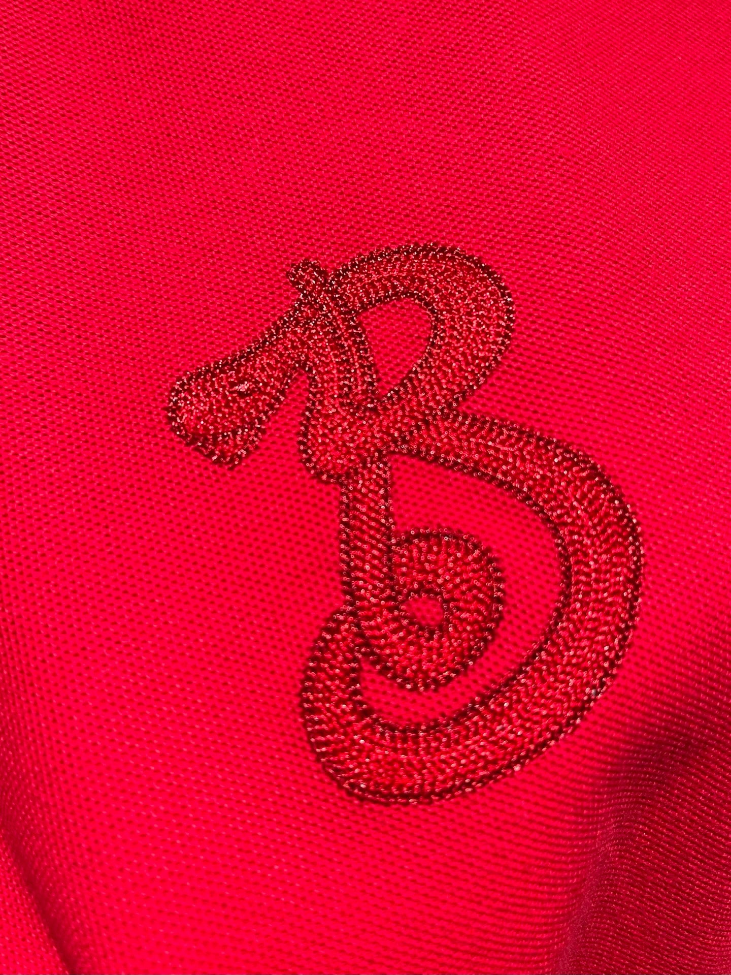 Rotes und schwarzes T-Shirt