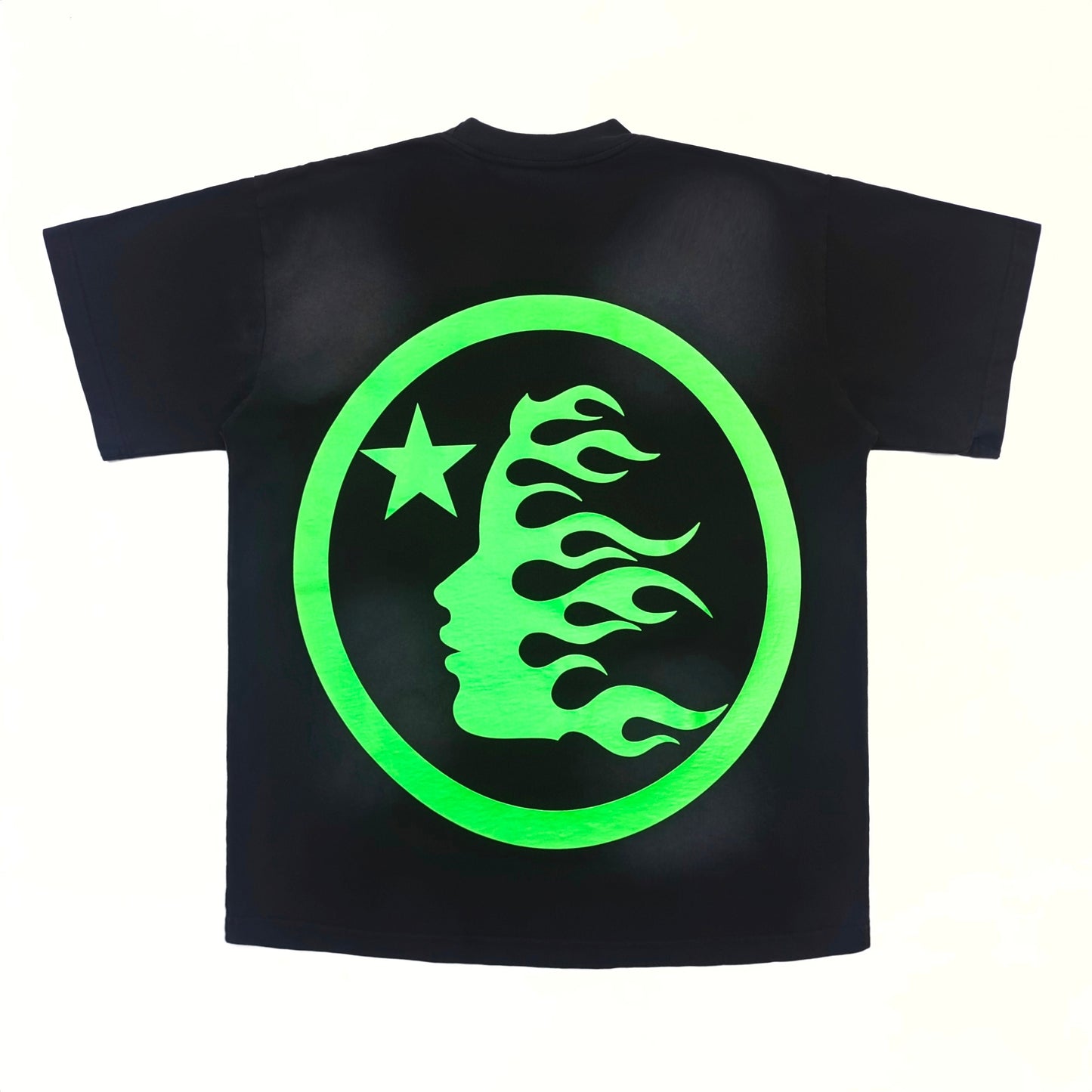 Schwarz-grünes T-Shirt