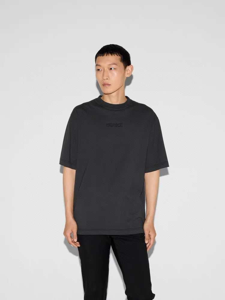 Schwarzes und grünes T-Shirt