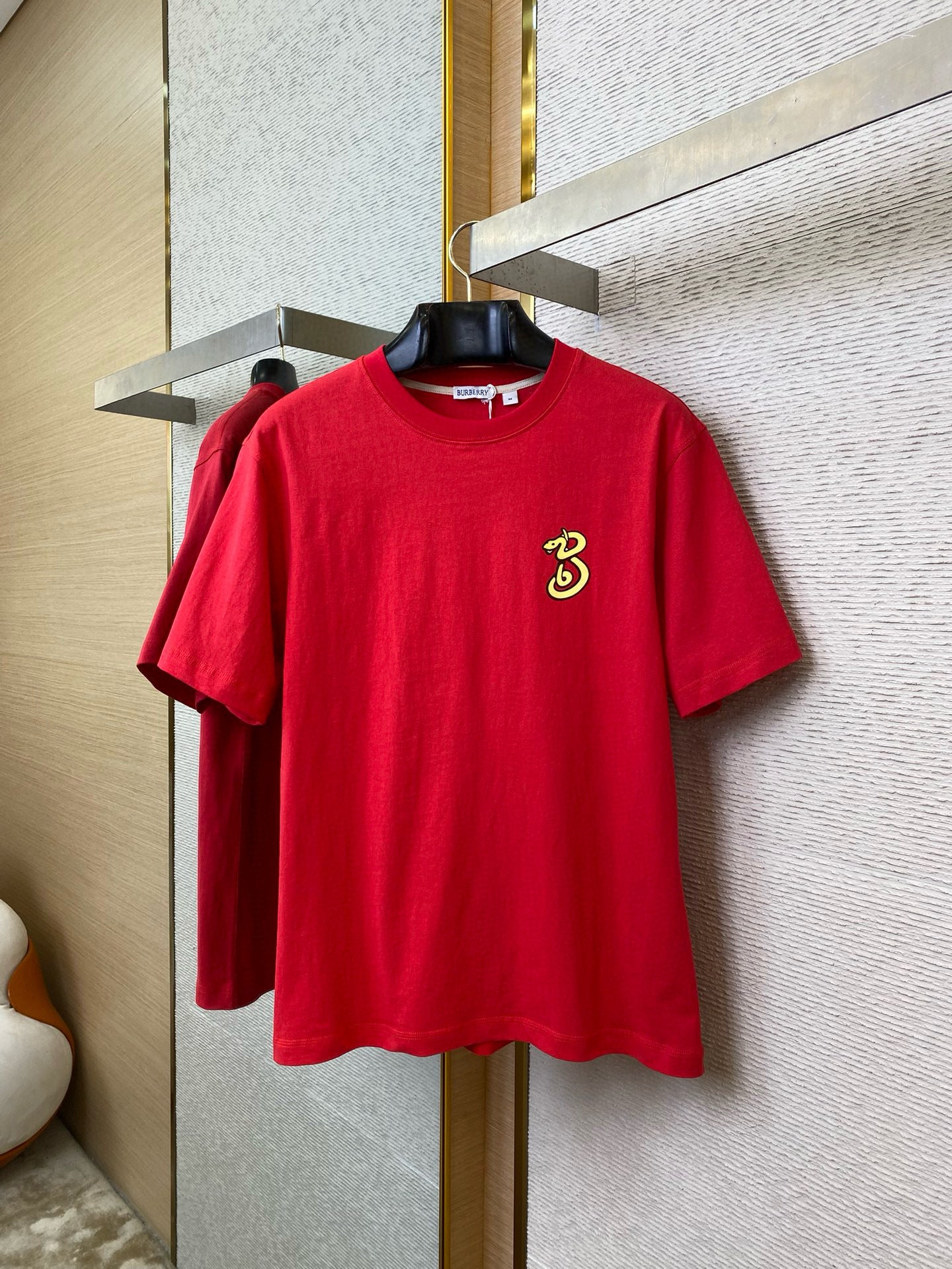 rotes und beiges T-Shirt