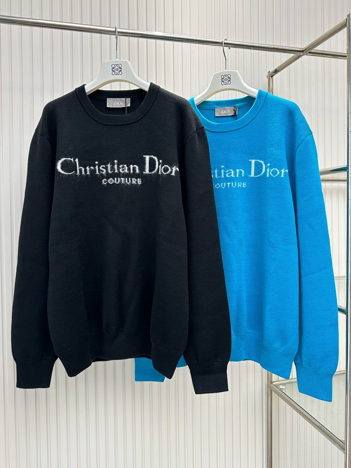 Schwarzes und himmelblaues Sweatshirt