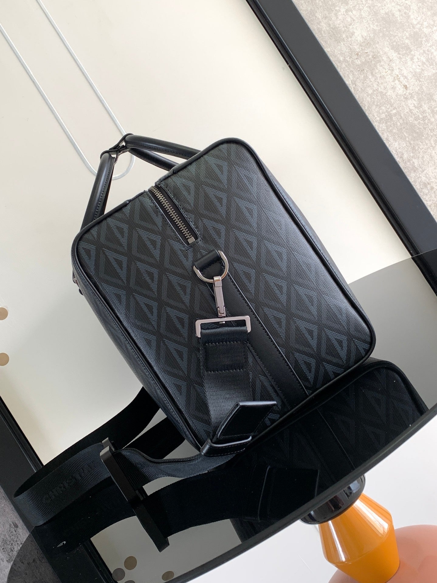 Bolso gris y negro