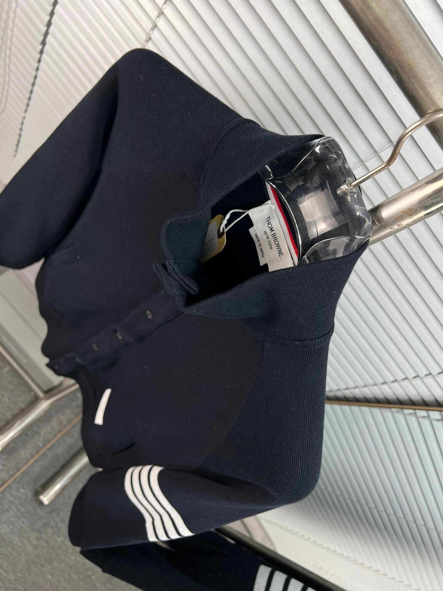 Graue und dunkelblaue Jacke