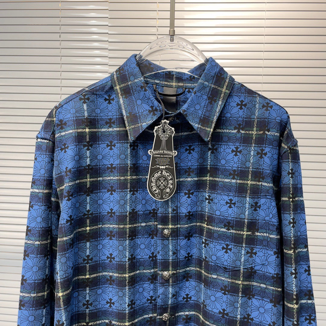 Camisa azul y negra