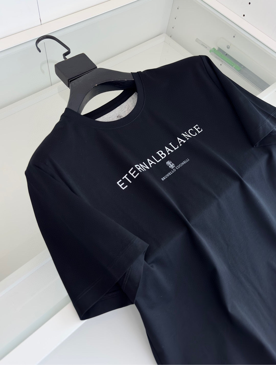 Schwarz-weißes T-Shirt