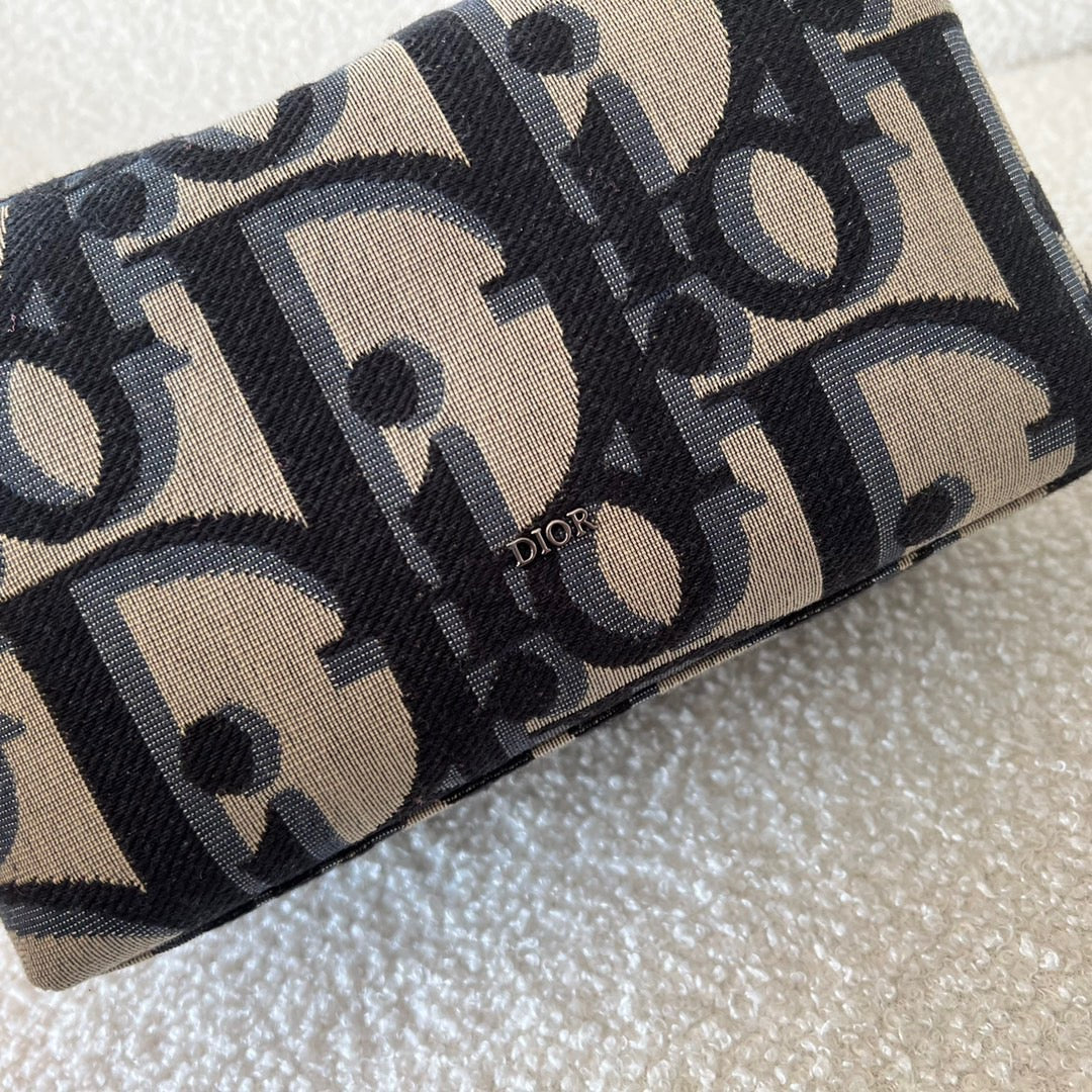Blaue und schwarzgraue Tasche
