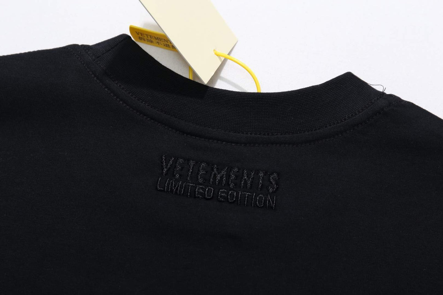 Weißes und schwarzes T-Shirt