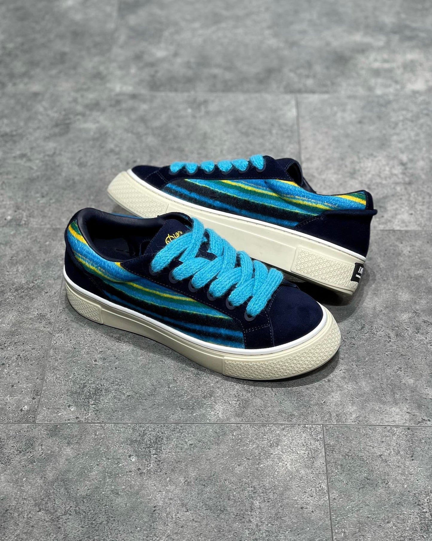 Mehrfarbige Schuhe