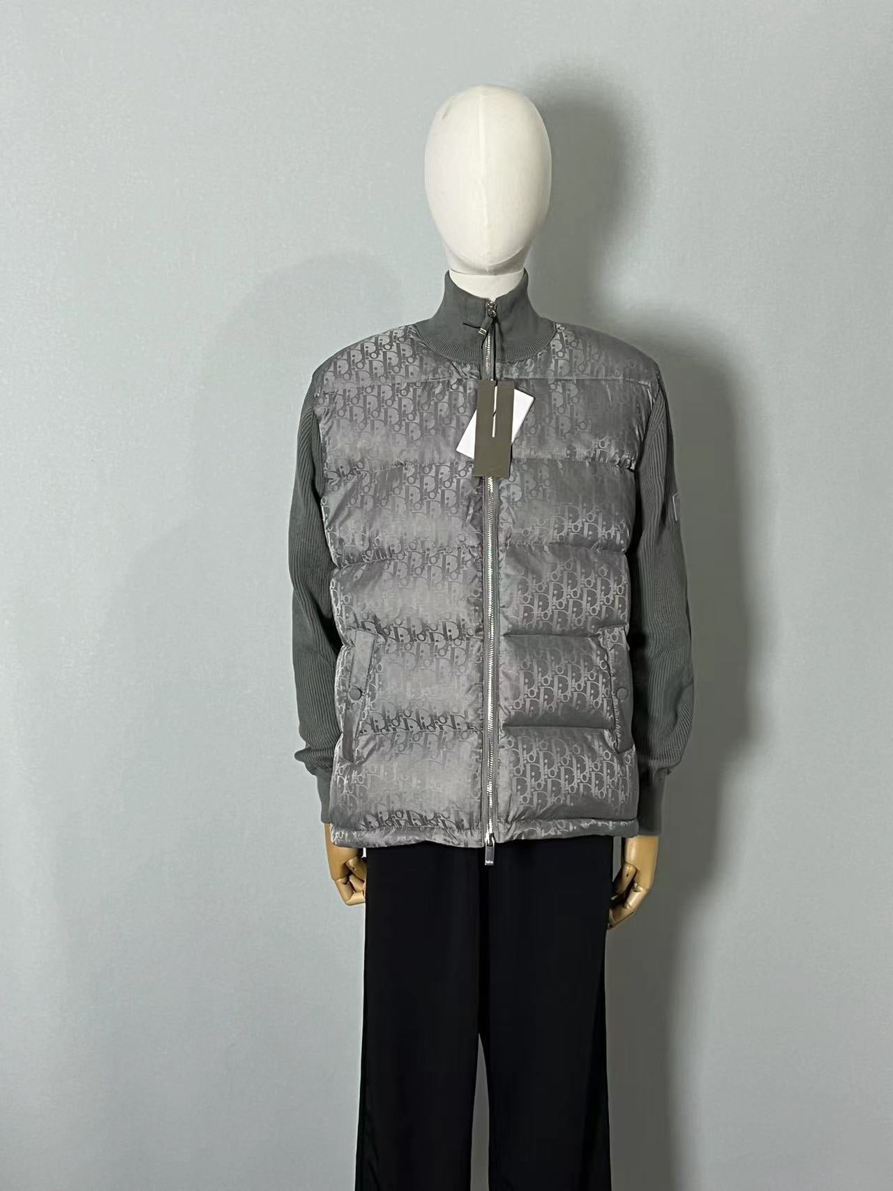 Schwarze, graue, blaue und weiße Jacke