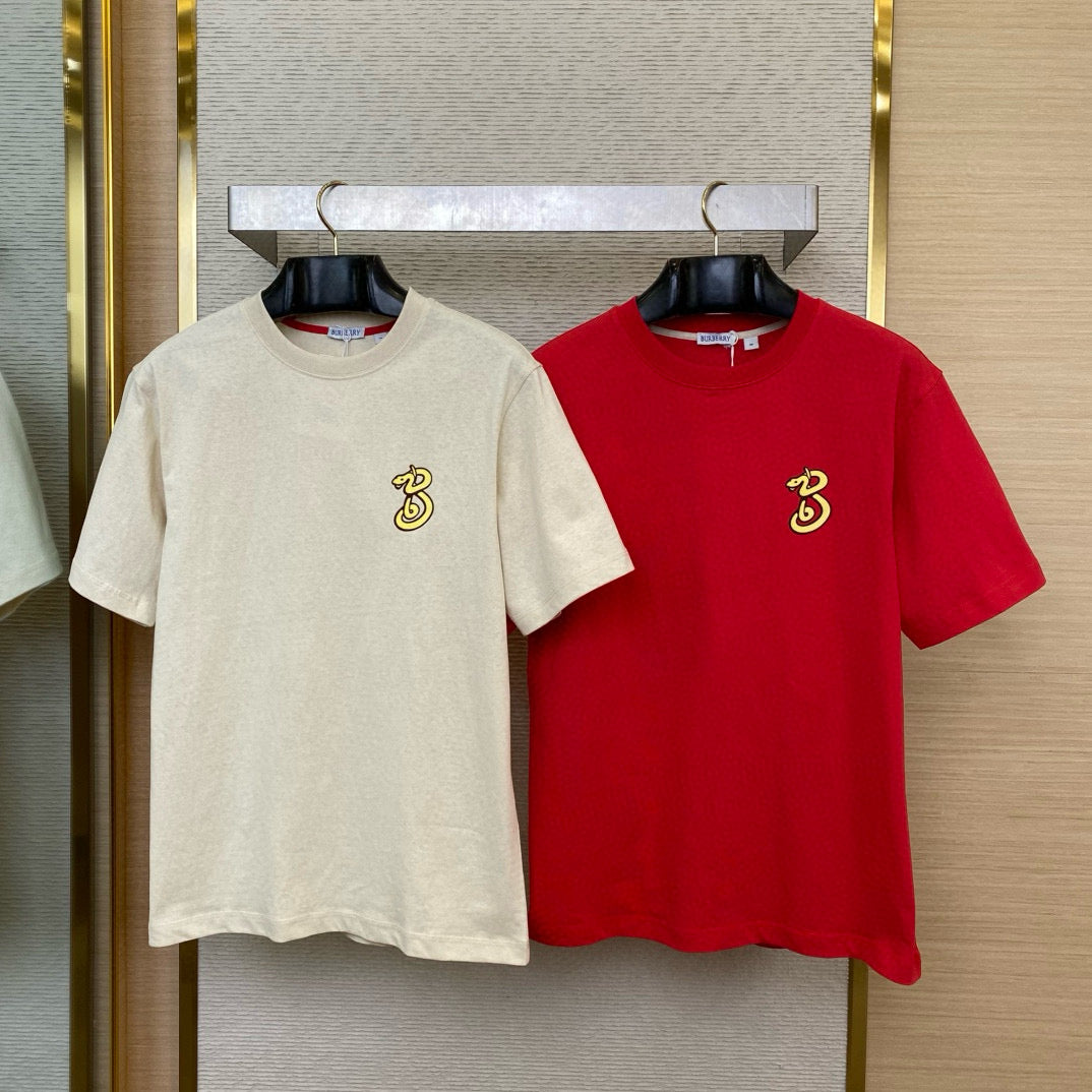 rotes und beiges T-Shirt