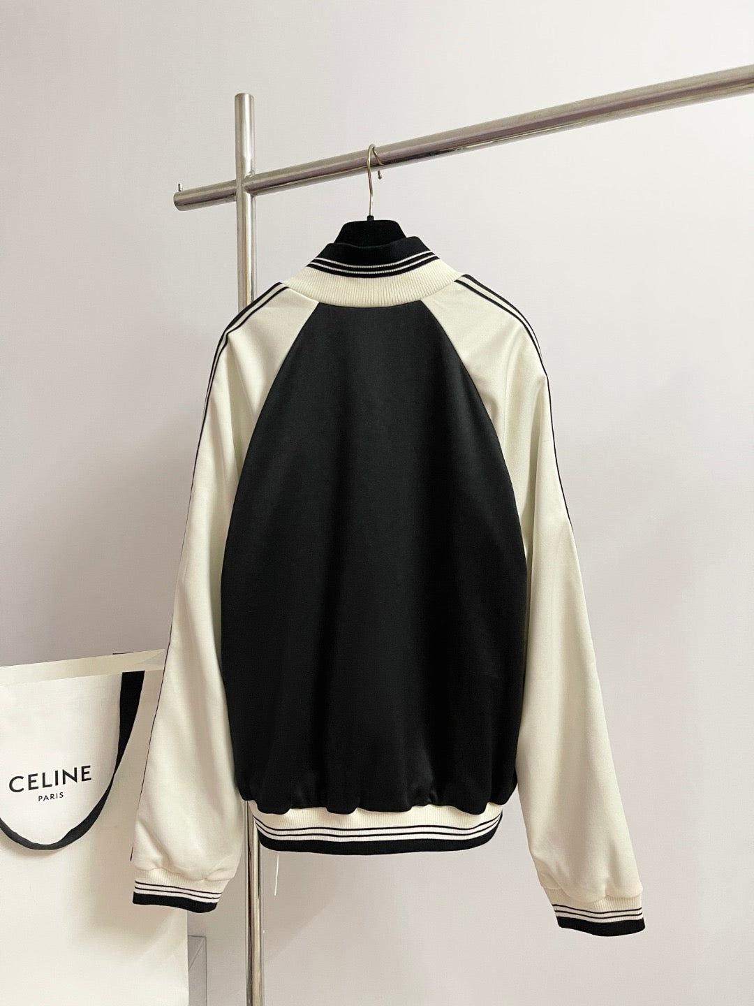 Chaqueta blanca y negra