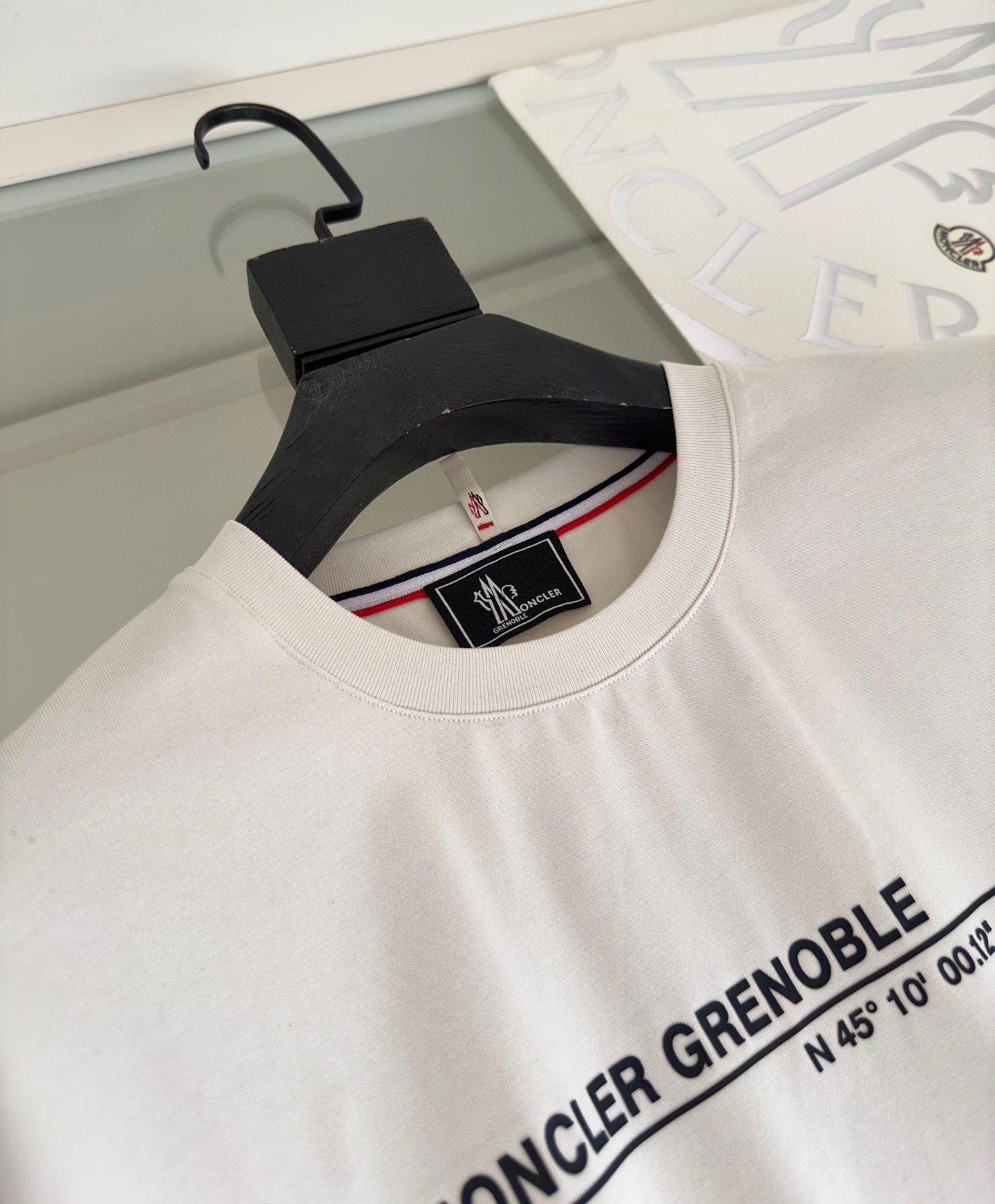 Camiseta negra y blanquecina