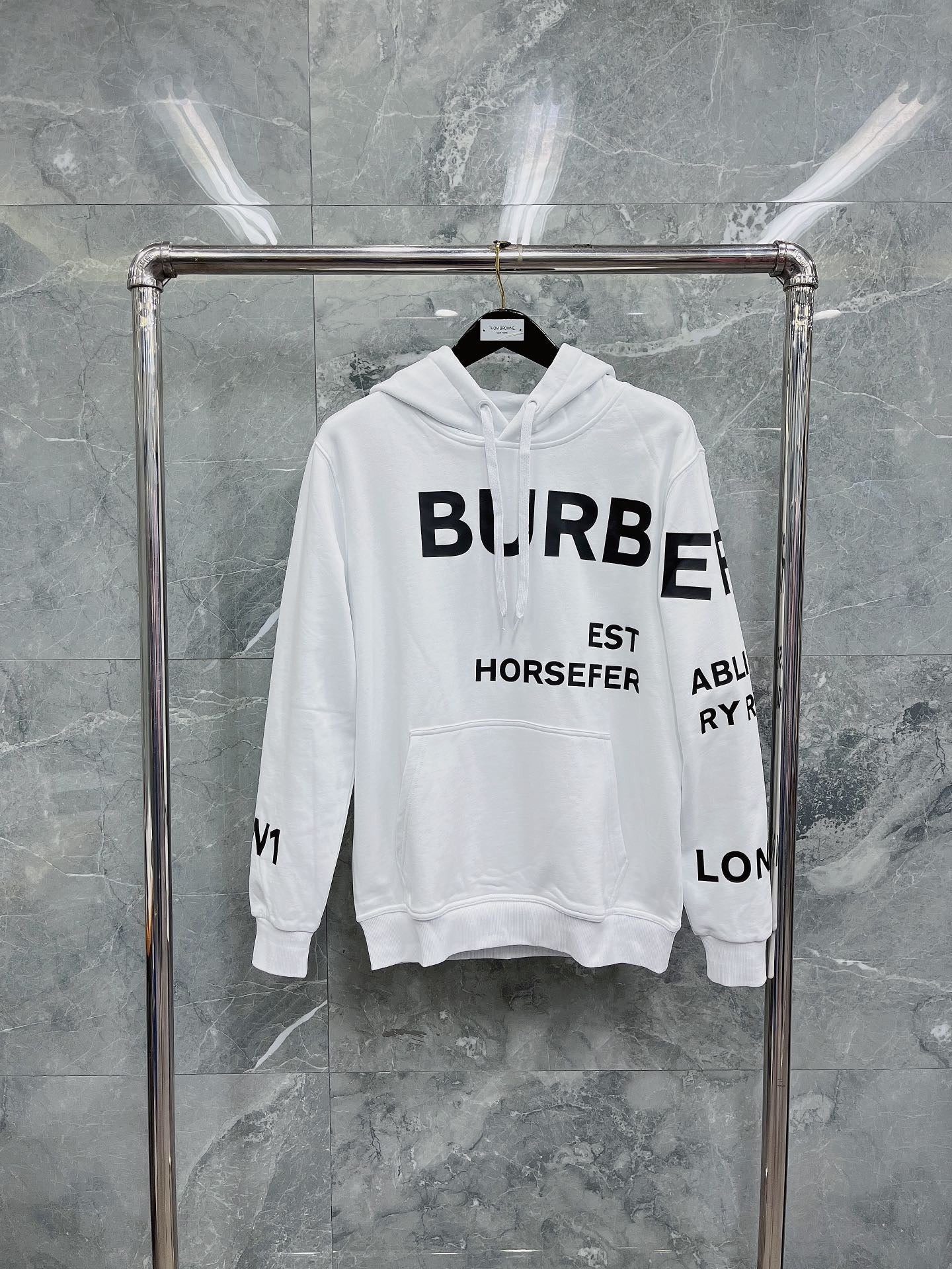 Sudadera con capucha negra, naranja claro y blanca