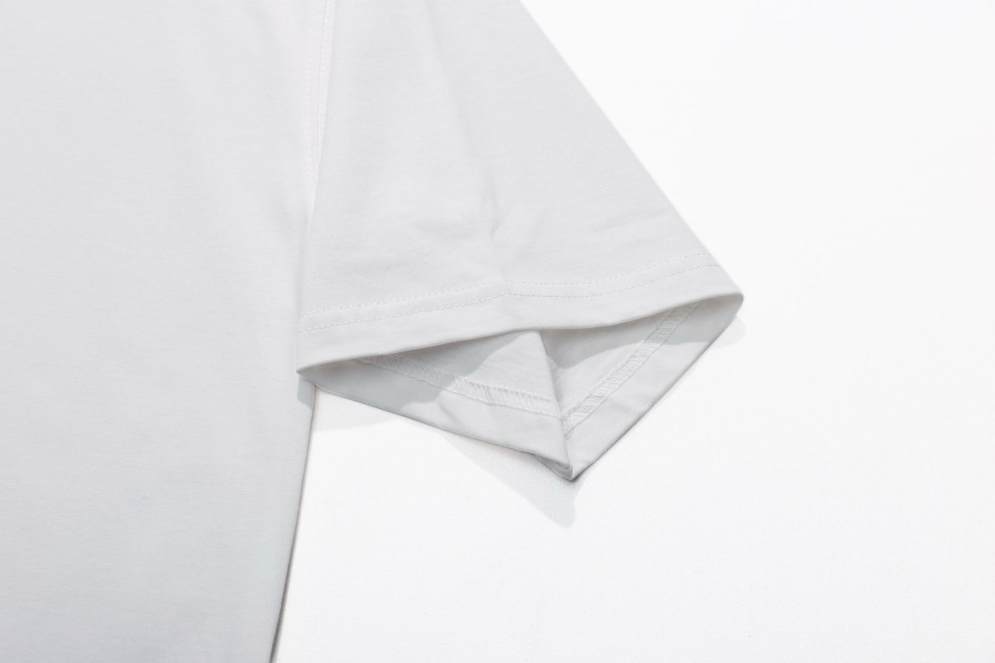 Weißes und schwarzes T-Shirt