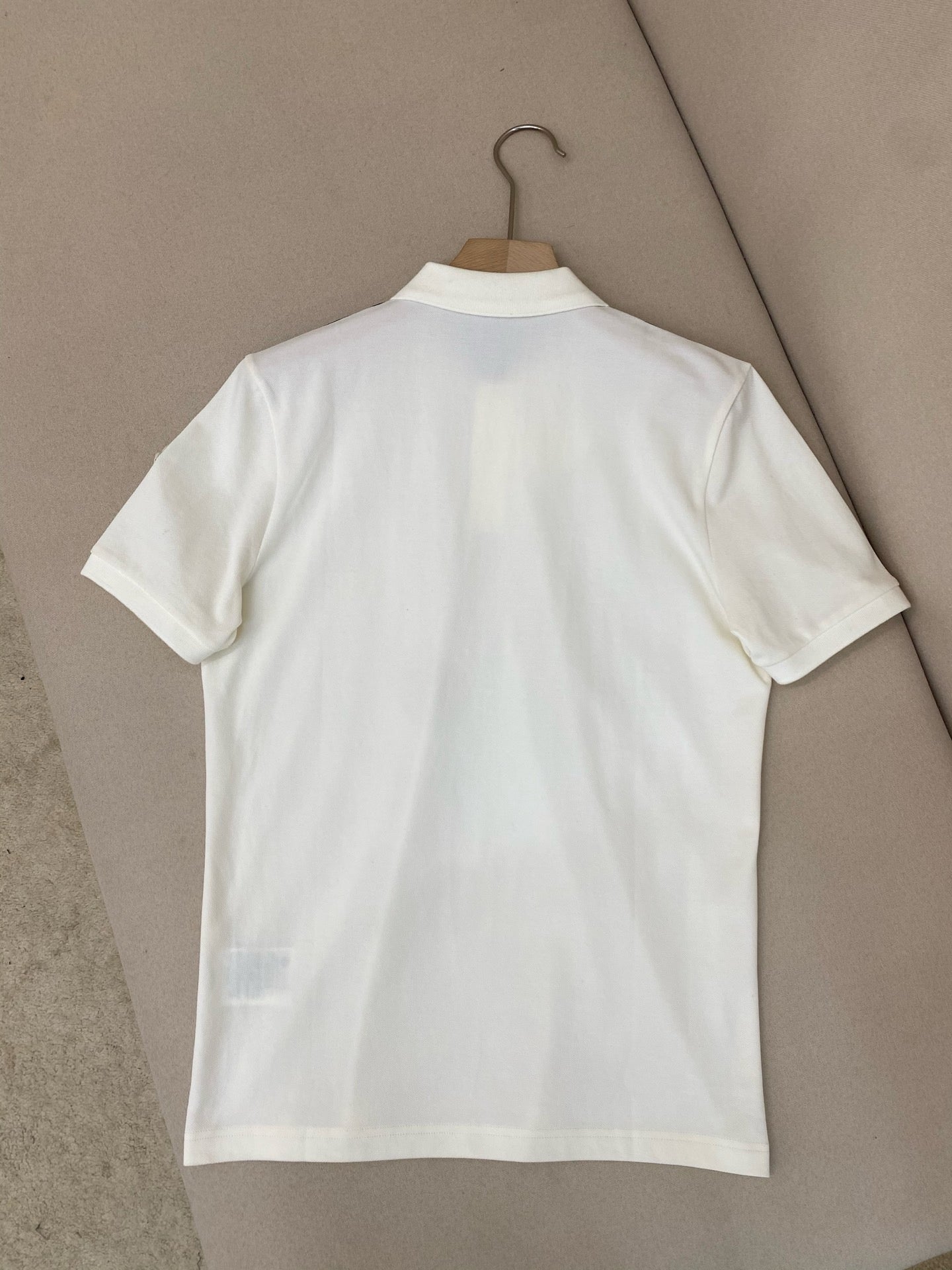 Camiseta blanca y negra