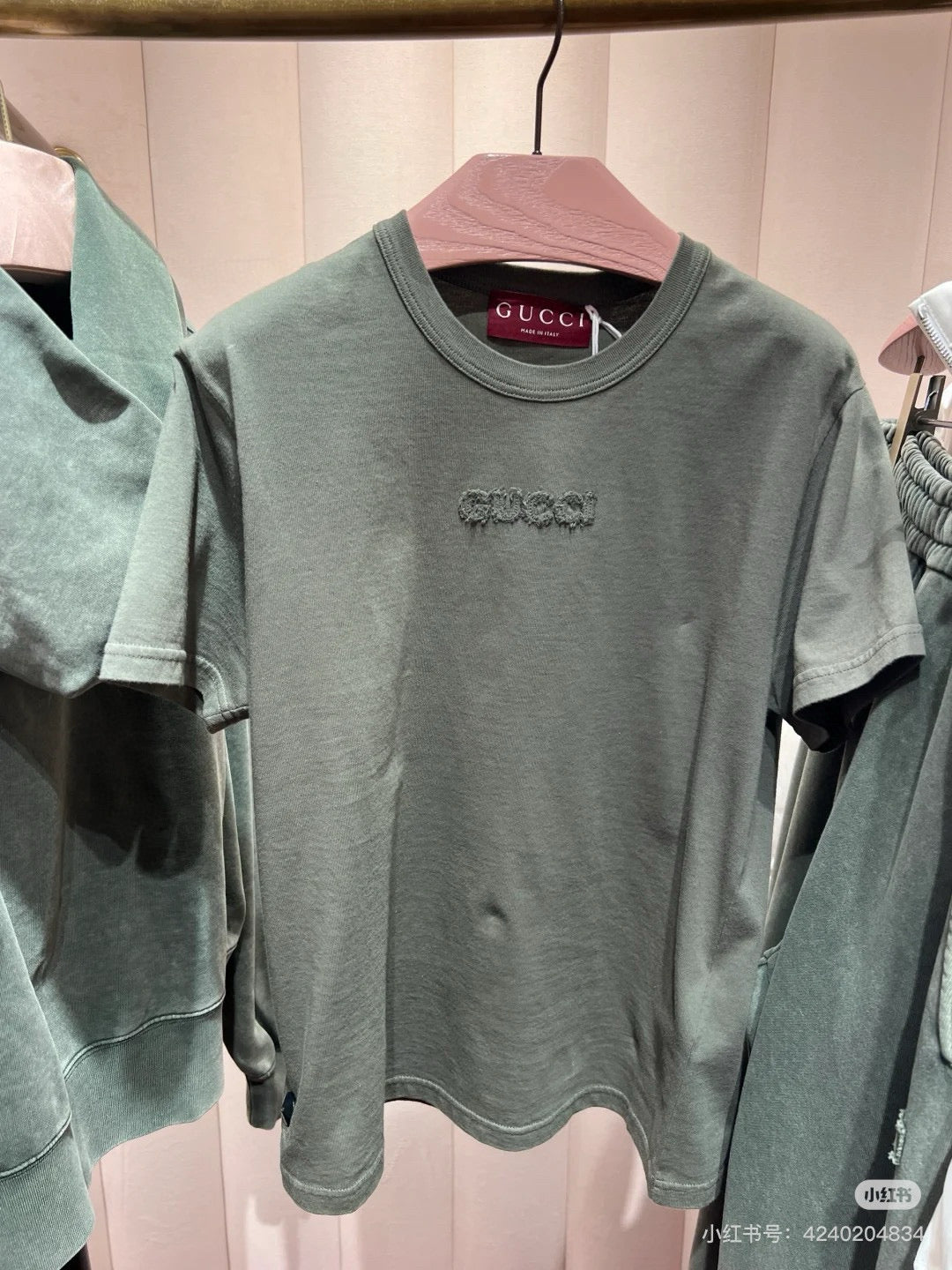 Schwarzes und grünes T-Shirt