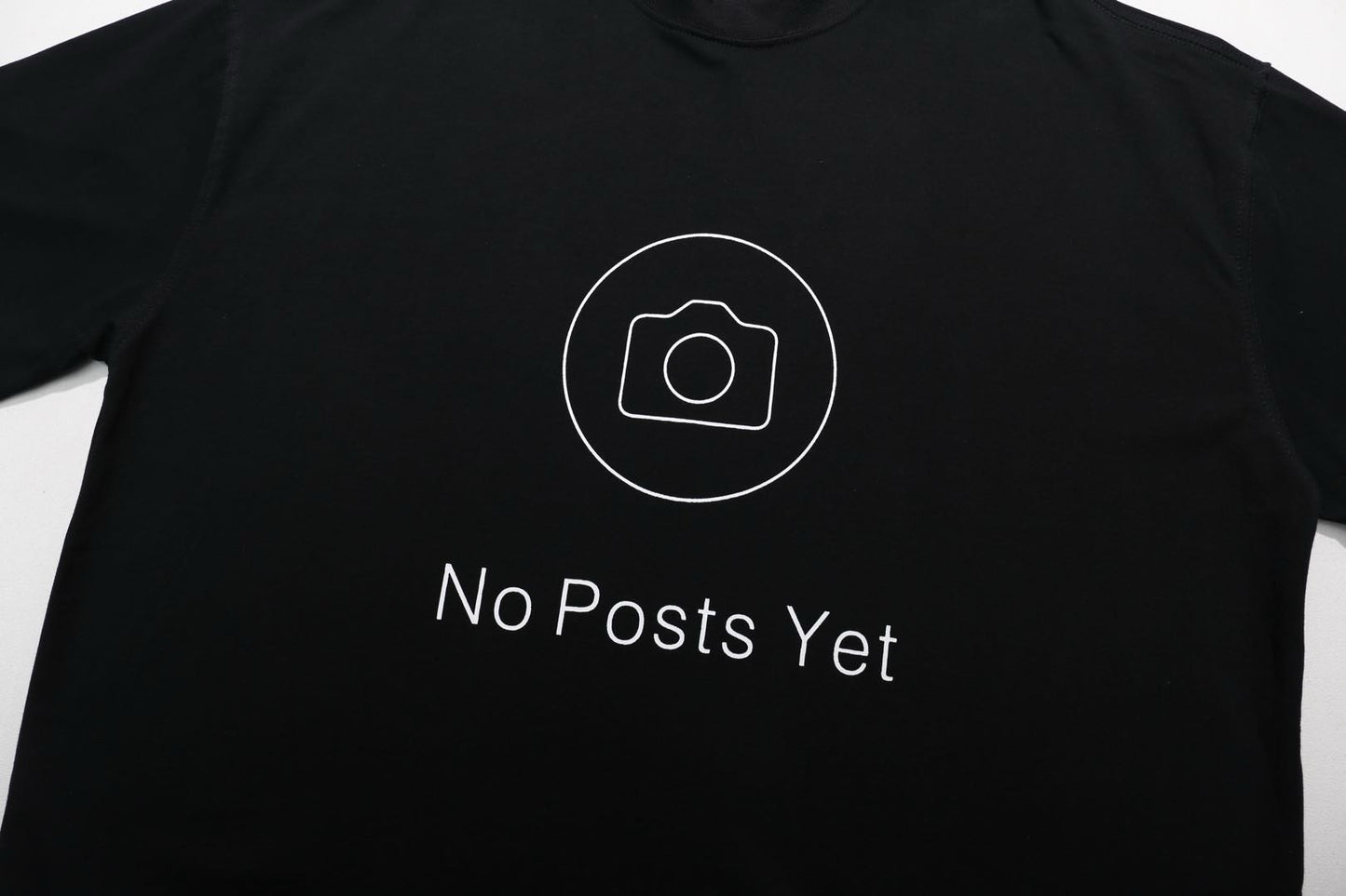 Weißes und schwarzes T-Shirt