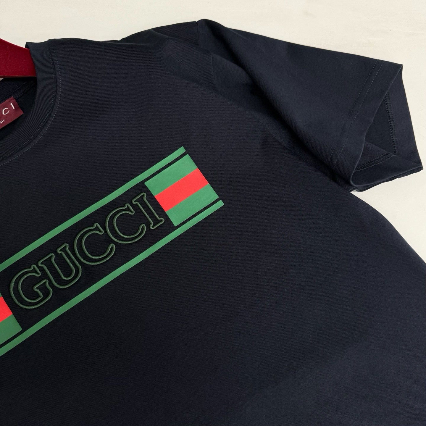 Schwarz-weißes T-Shirt