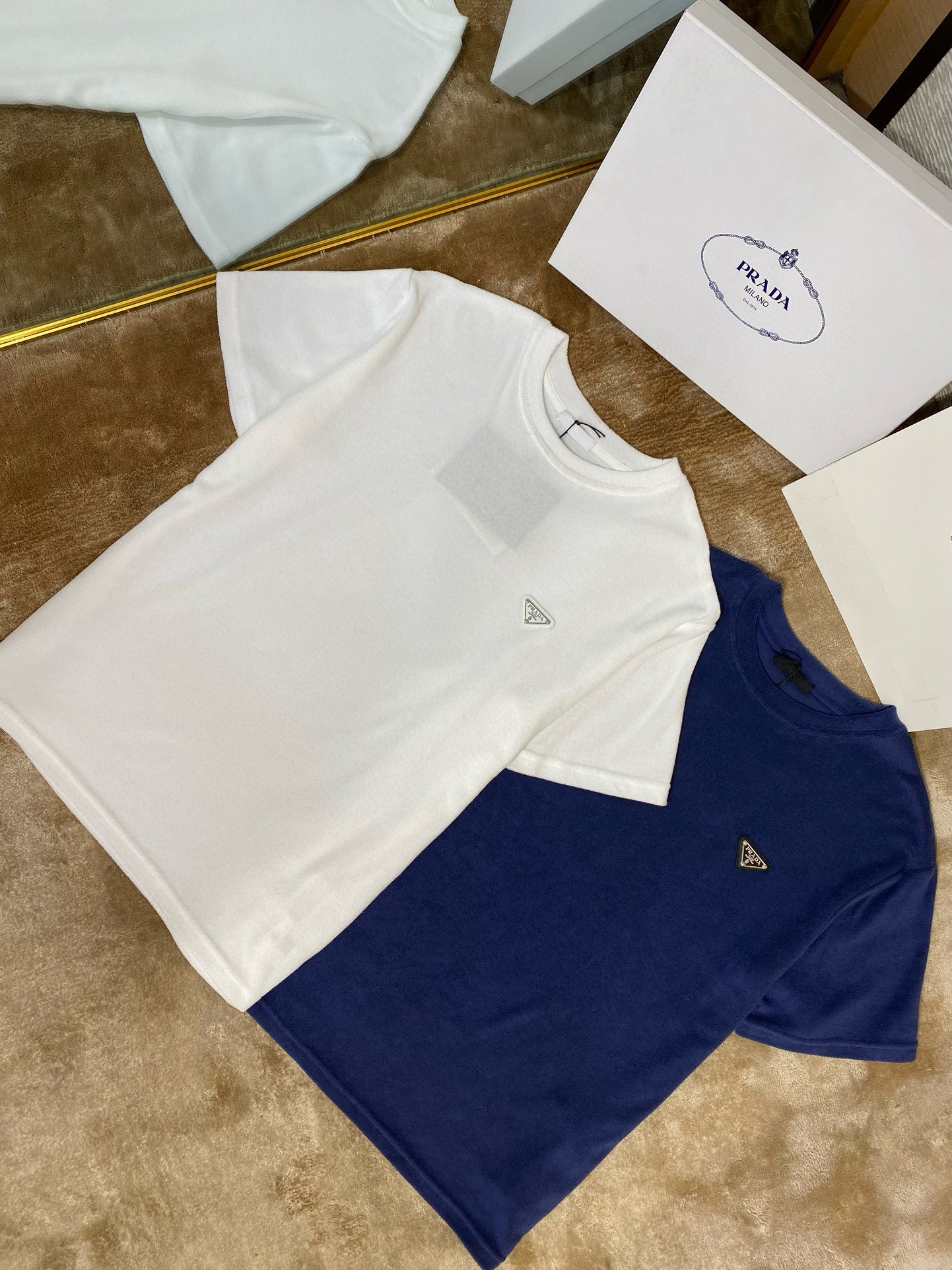 Camiseta blanca y azul