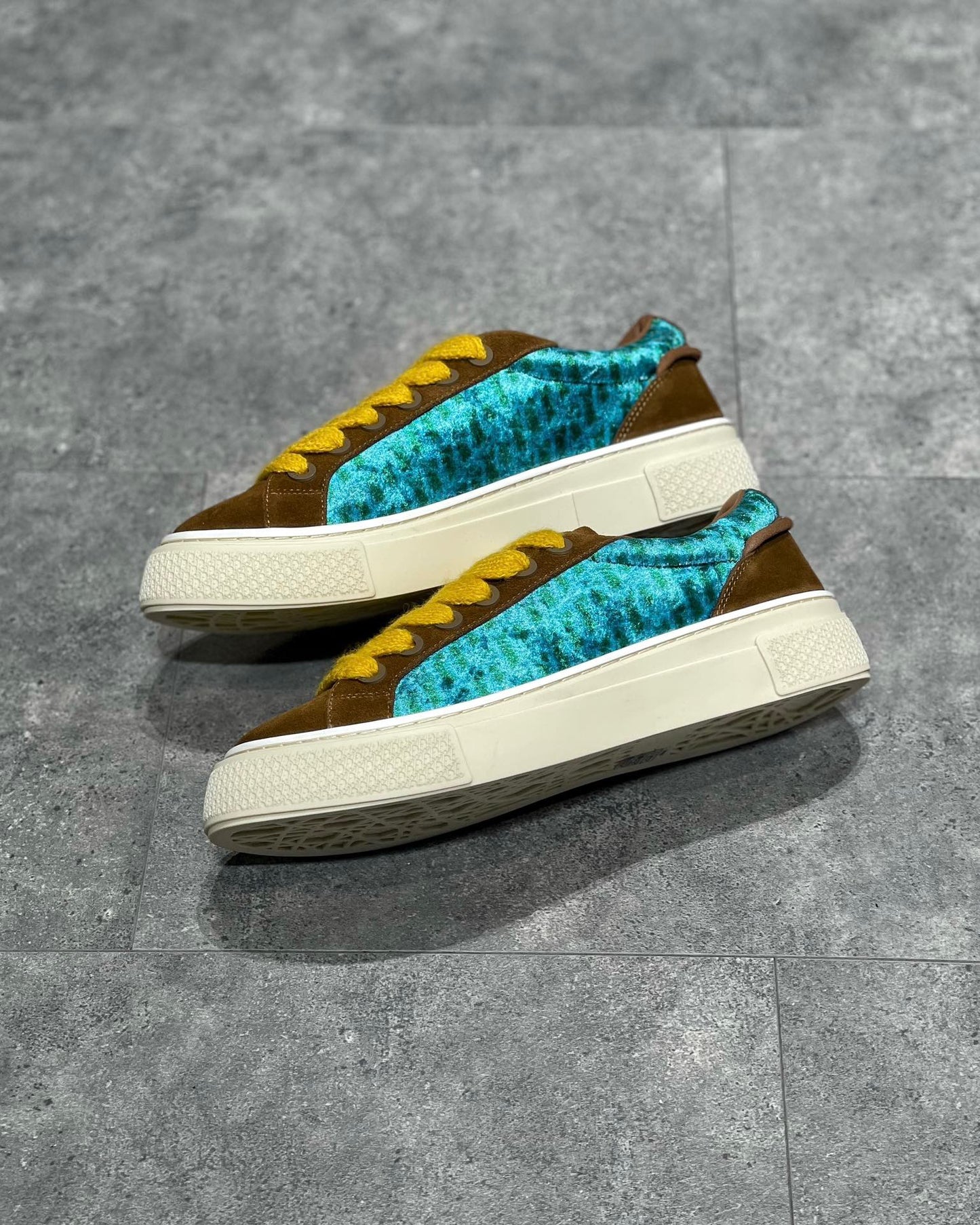 Mehrfarbige Schuhe