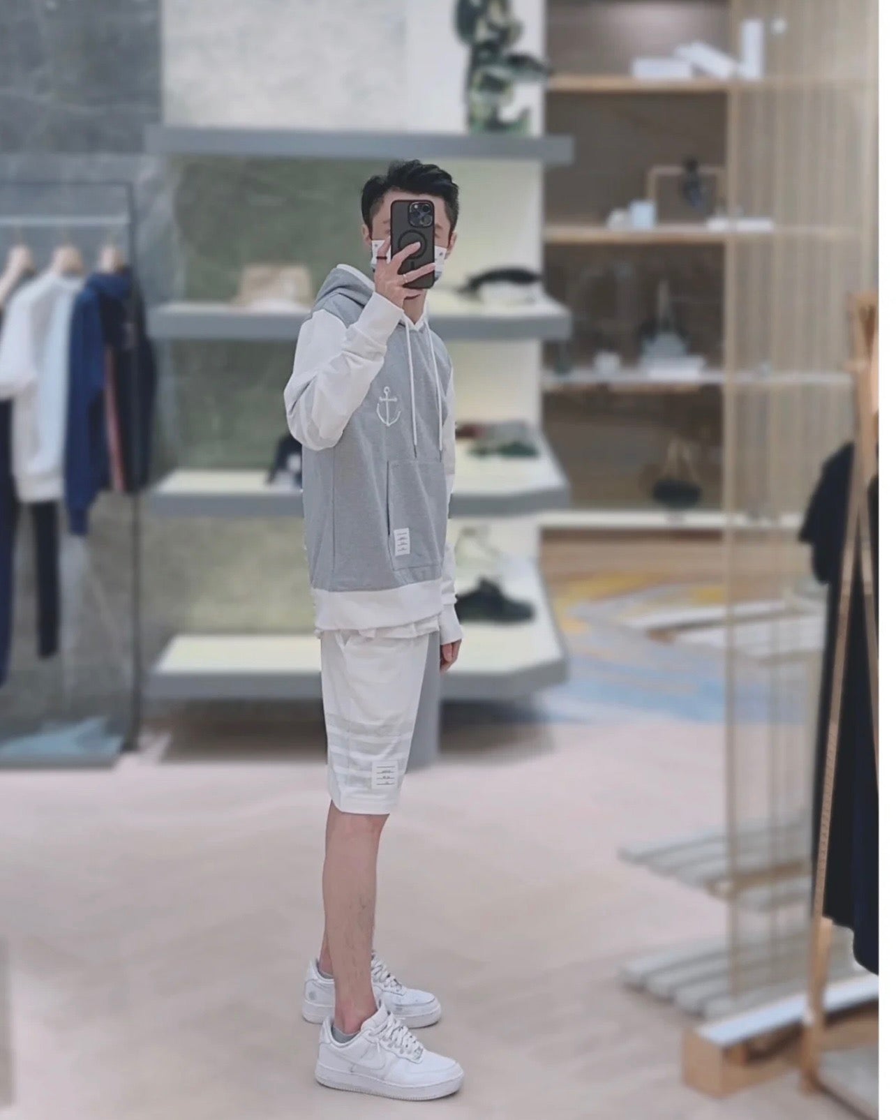Sudadera con capucha gris y blanca