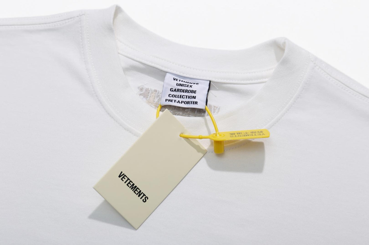 Weißes und schwarzes T-Shirt